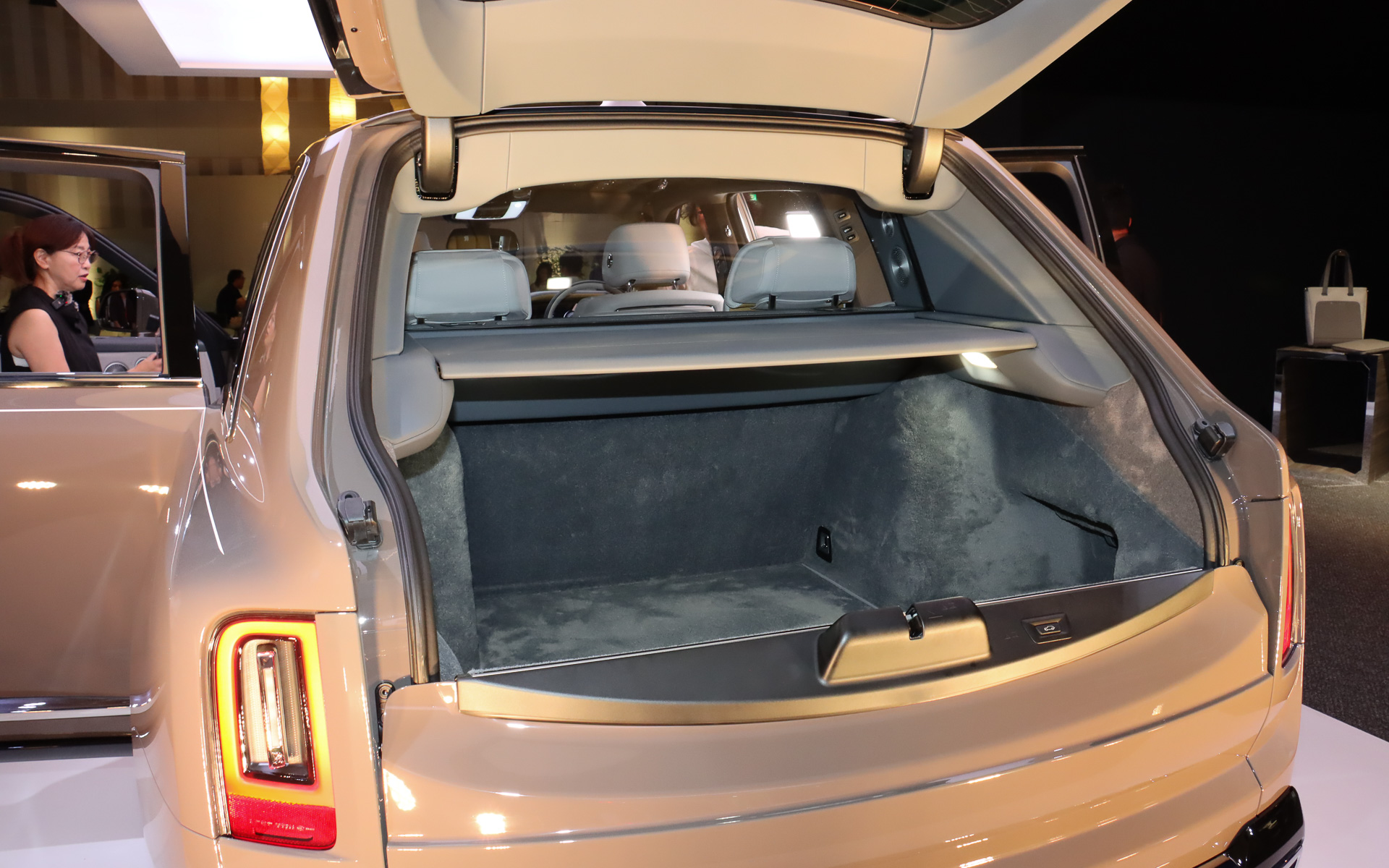 ザ・クラスプはハッチのボタン操作で上下別々に開閉するほか、リモコンキーの操作などで一括開閉も可能