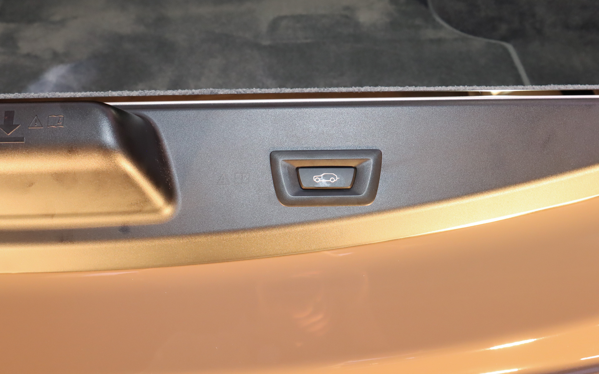 ザ・クラスプはハッチのボタン操作で上下別々に開閉するほか、リモコンキーの操作などで一括開閉も可能