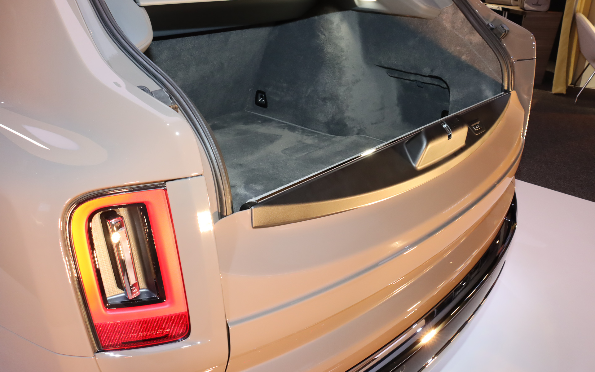 ザ・クラスプはハッチのボタン操作で上下別々に開閉するほか、リモコンキーの操作などで一括開閉も可能