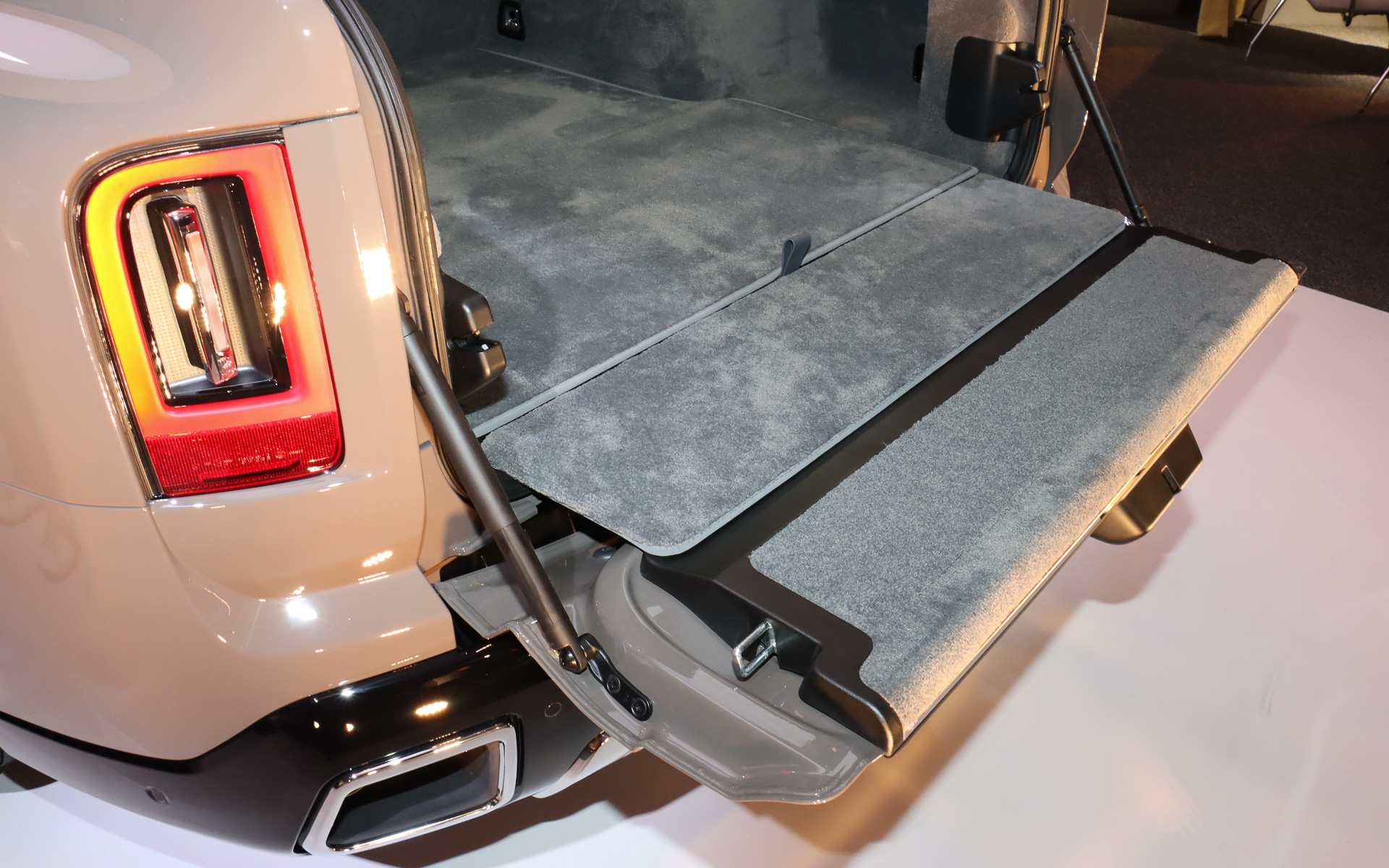 ザ・クラスプはハッチのボタン操作で上下別々に開閉するほか、リモコンキーの操作などで一括開閉も可能