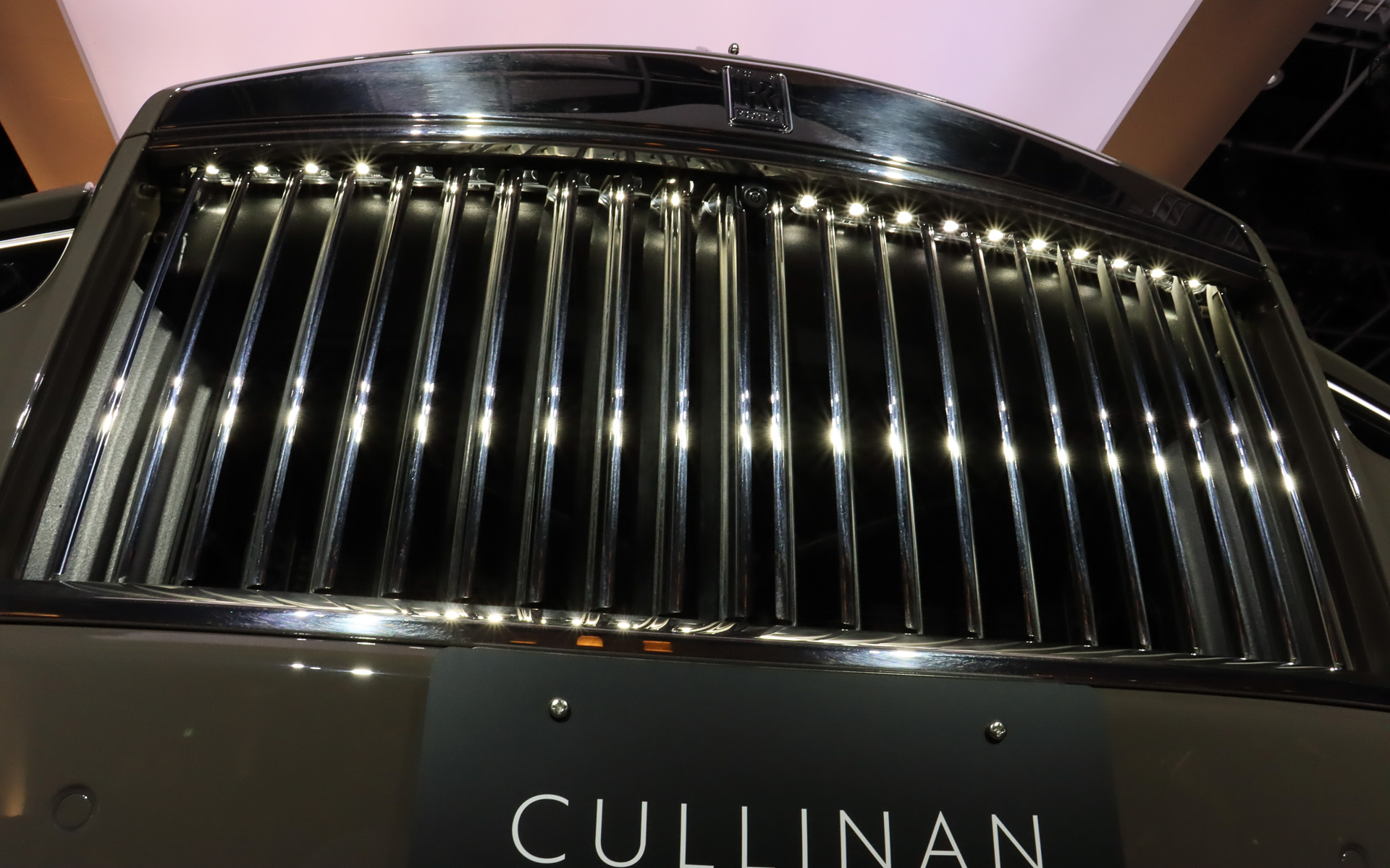 フィンごとにLEDを設定する「イルミネーテッド・パンテオン・グリル」がグリルの存在感を強調する