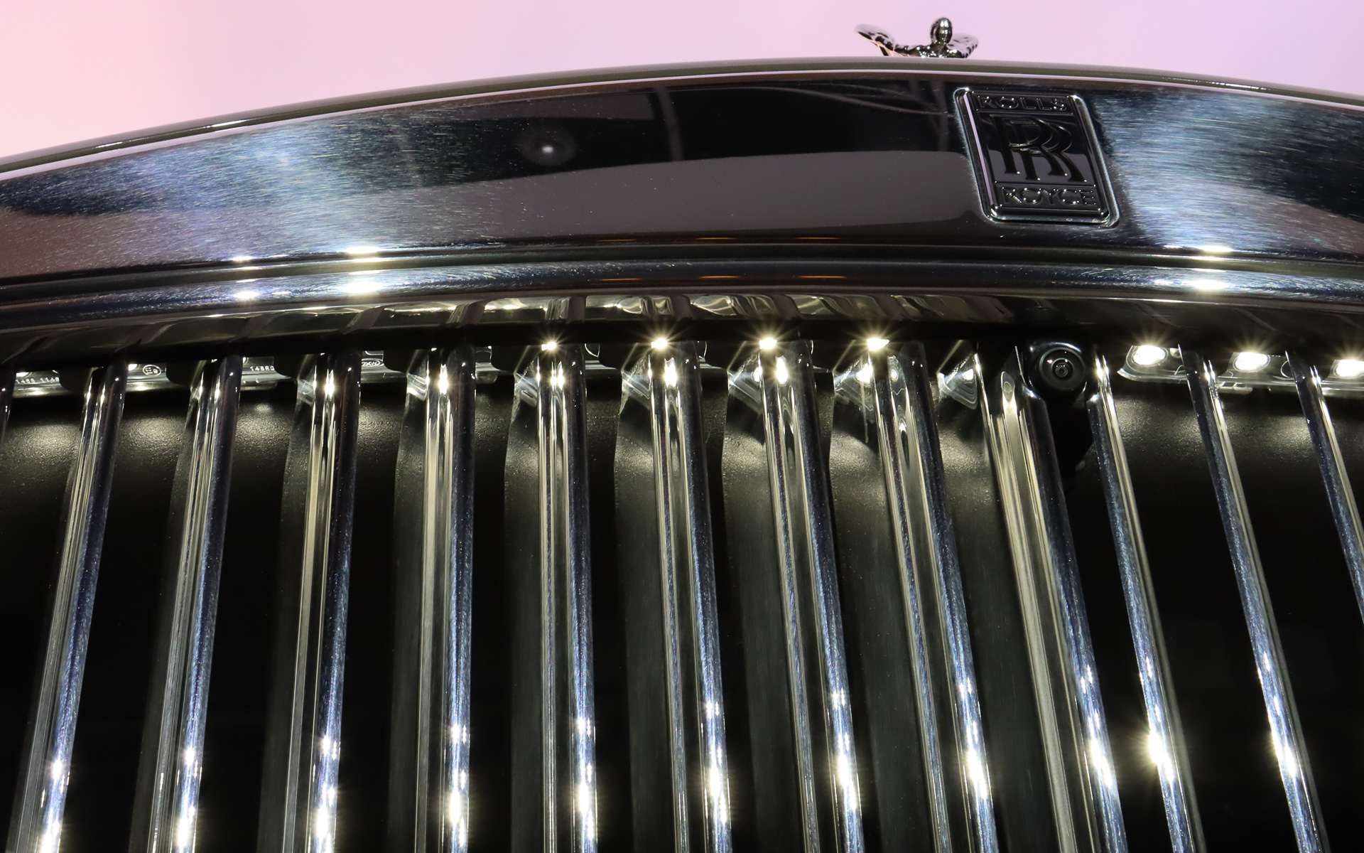 フィンごとにLEDを設定する「イルミネーテッド・パンテオン・グリル」がグリルの存在感を強調する