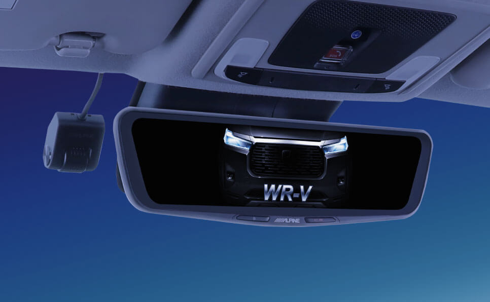 ドライブレコーダー搭載デジタルミラー「WR-V」装着イメージ。12型デジタルミラーはサンバイザーの動きを妨げるので注意が必要