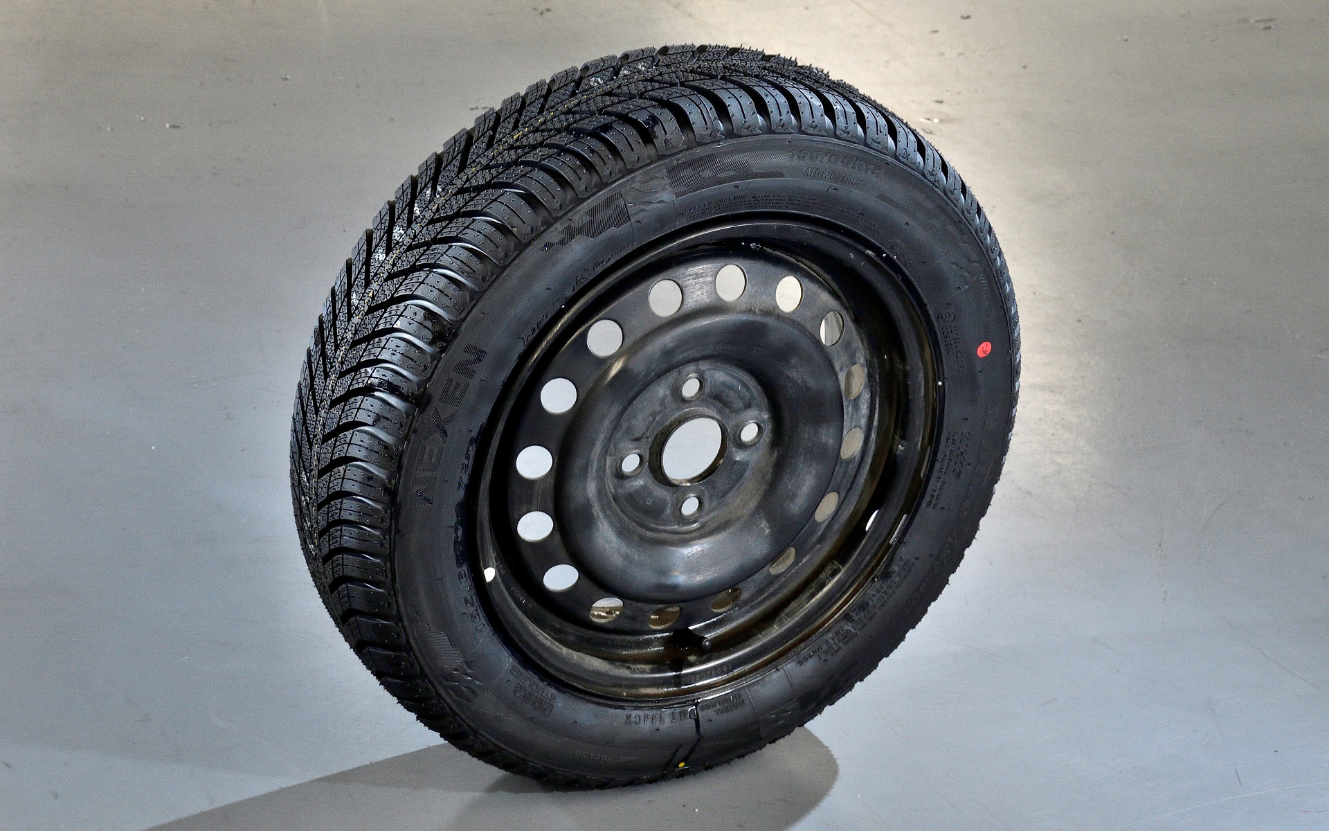 今回試したのはネクセンタイヤのオールシーズンタイヤ「N BLUE 4Season（エヌブルー 4シーズン）」。オールシーズンタイヤは夏用タイヤと冬用タイヤ双方の特性を備えた全天候型タイヤ。突然の降雪でもチェーンを装着しなくて済み、保管場所やシーズンごとのタイヤ交換が不要といったメリットが挙げられる。ただし過酷な積雪や凍結路を走行する場合はスタッドレスタイヤの使用を推奨している