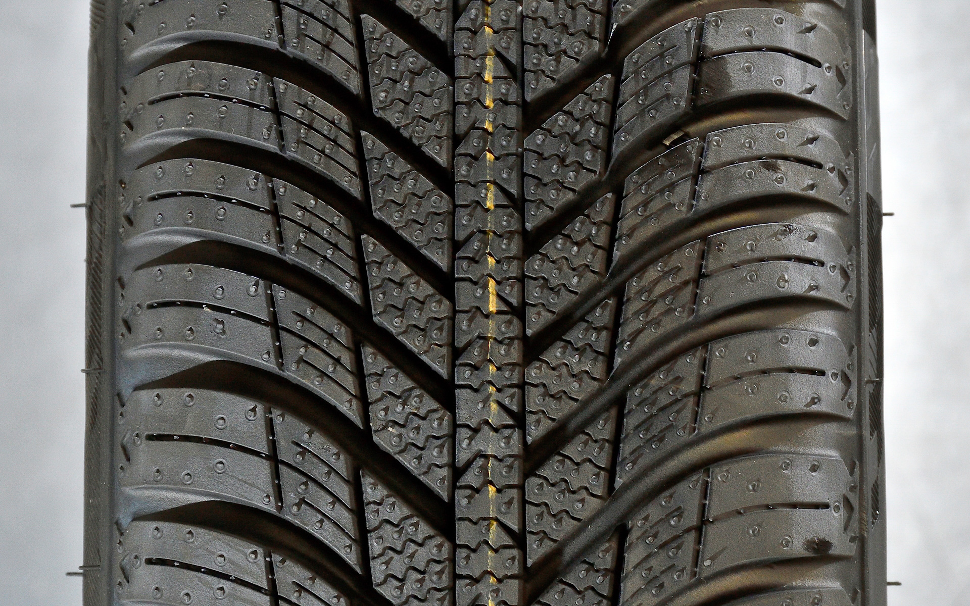 N BLUE 4Seasonはウェット性能に加え、浅い雪道やシャーベット路面の走行にも配慮したトレッドパターンを採用。ディレクショナルパターンの「V-Typeグルーブ」を配し、耐アクアプレーニング性能とシャーベット状の雪上性能を向上させた。また、3Dサイプのバランスのとれたブロック剛性により、スノートラクションとドライ路面で安定したグリップを発揮。トレッドセンター部のサマーサイプとショルダー部の3Dウィンターサイプの組み合わせにより、全天候下で高いパフォーマンスを提供する