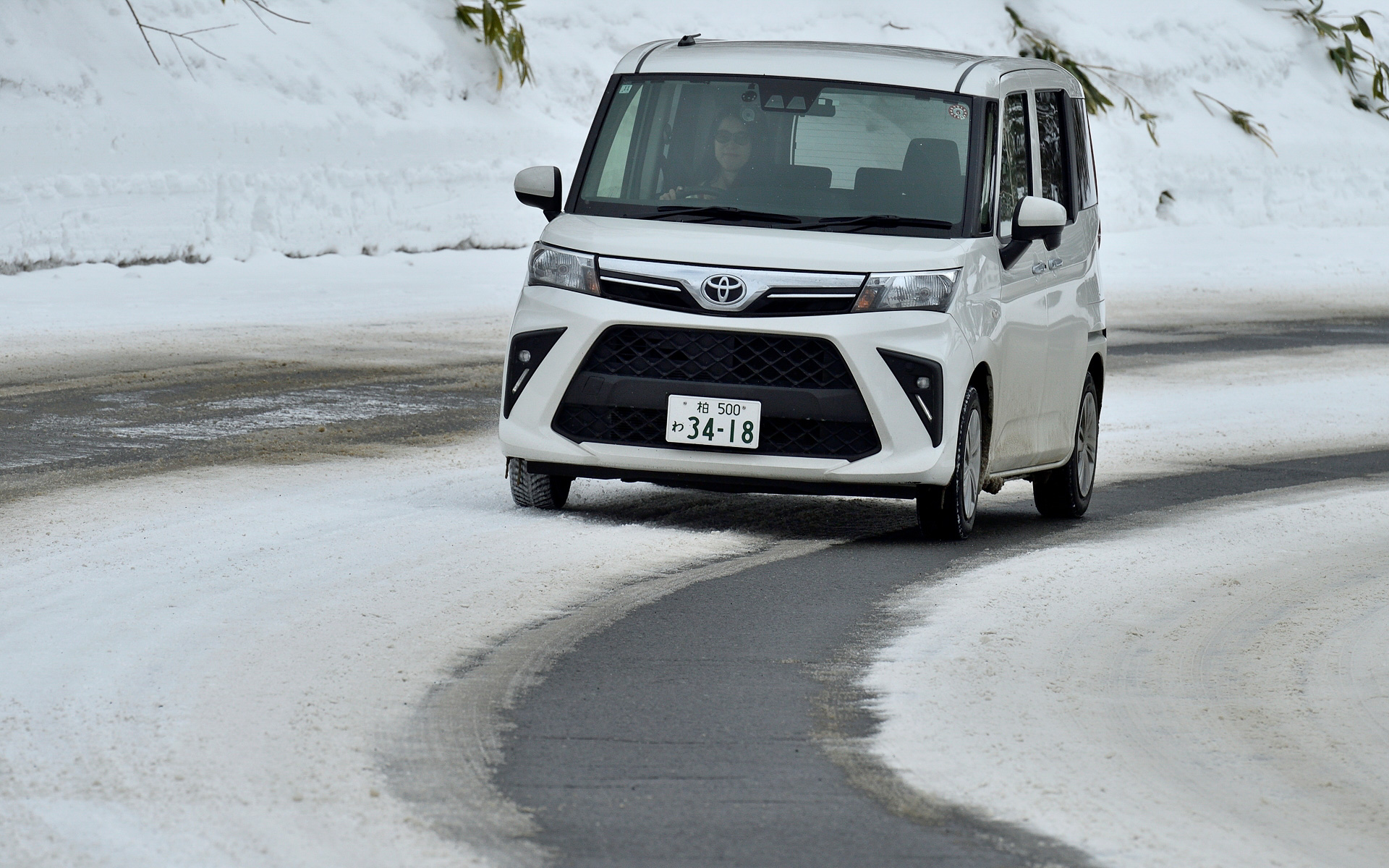 雪の残るワインディング路でも路面を捉えて進んでくれる