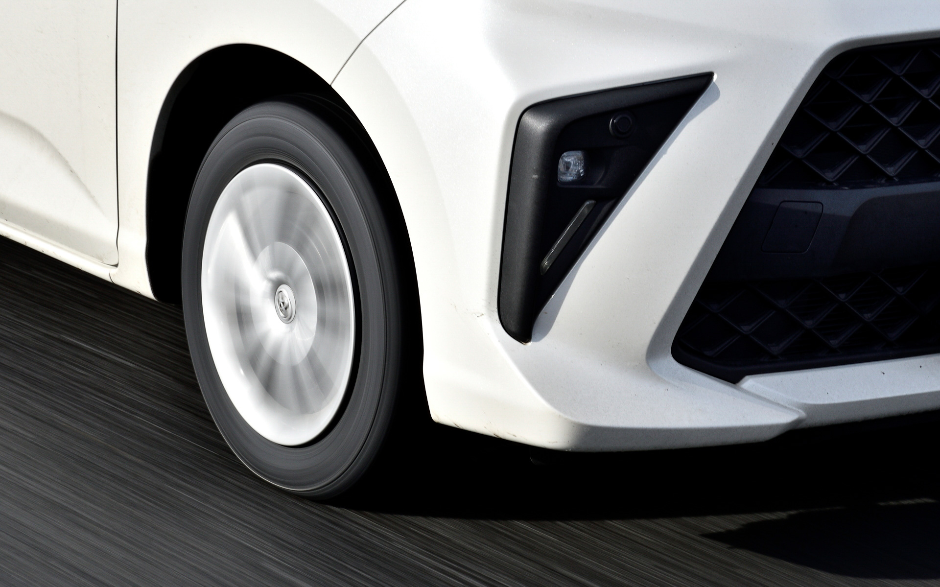 ドライ路面でのノイズは気になるレベルでなく、後席の人との会話も楽しめた