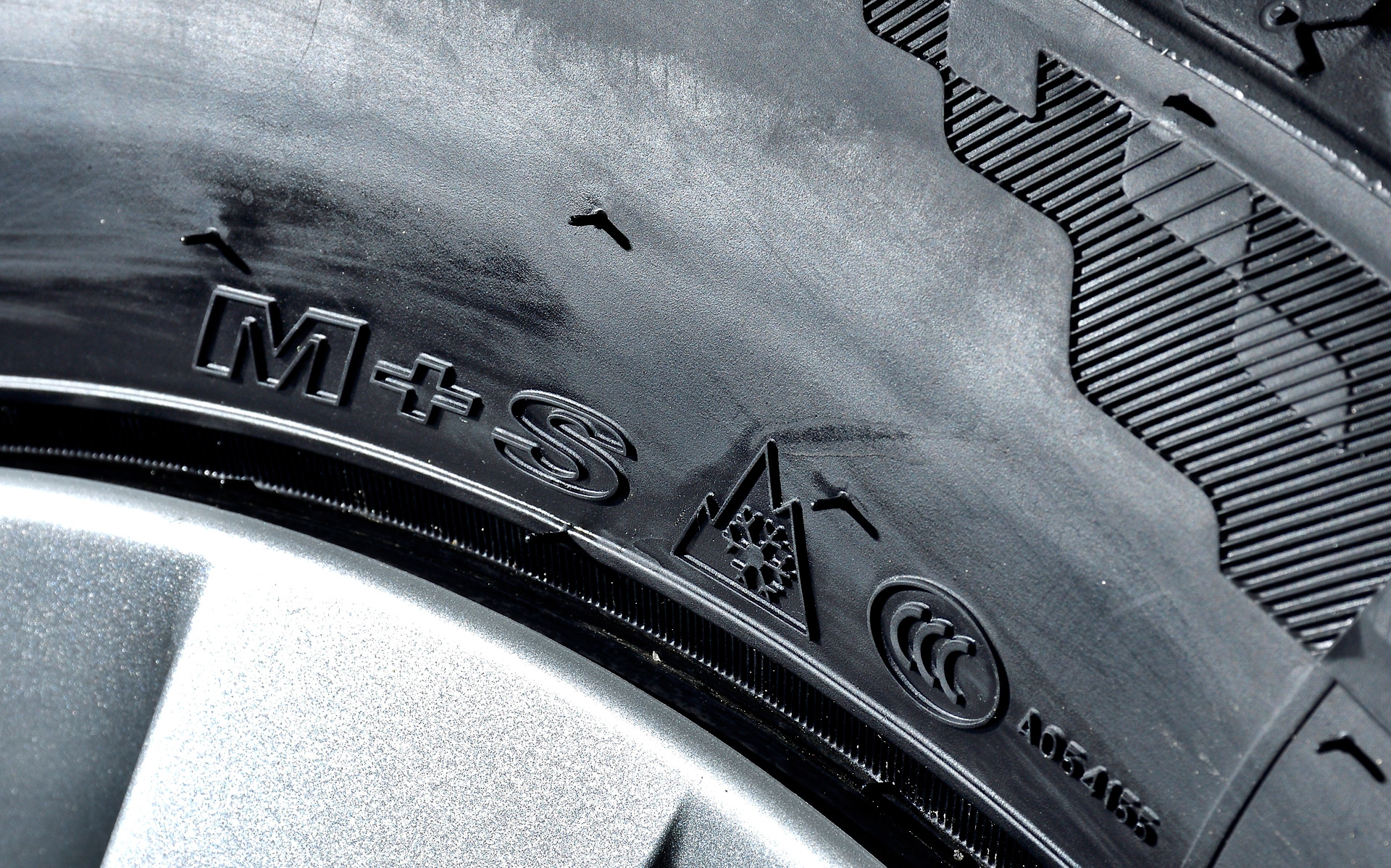 泥道などのオフロードだけでなく雪道での使用も可能であることを示す「M＋S（マッド＆スノー）マーク」に加え、世界最大の民間の標準化規格設定機関であるASTMの公式試験で厳しい寒冷地でも十分な性能を発揮することを認証された「スノーフレークマーク」も刻印される