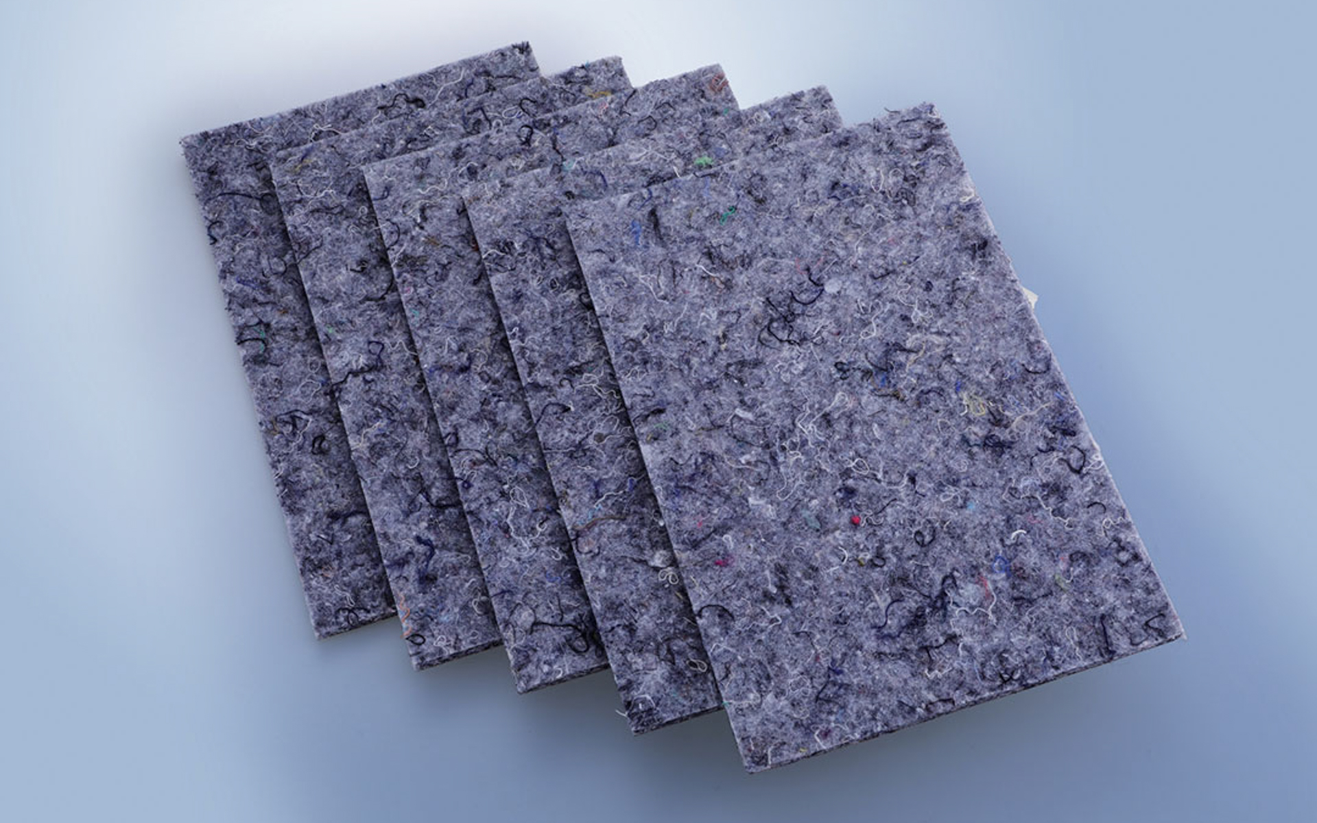 付属する吸音用フェルトシートは、クルマに合わせた貼り付け位置も案内する