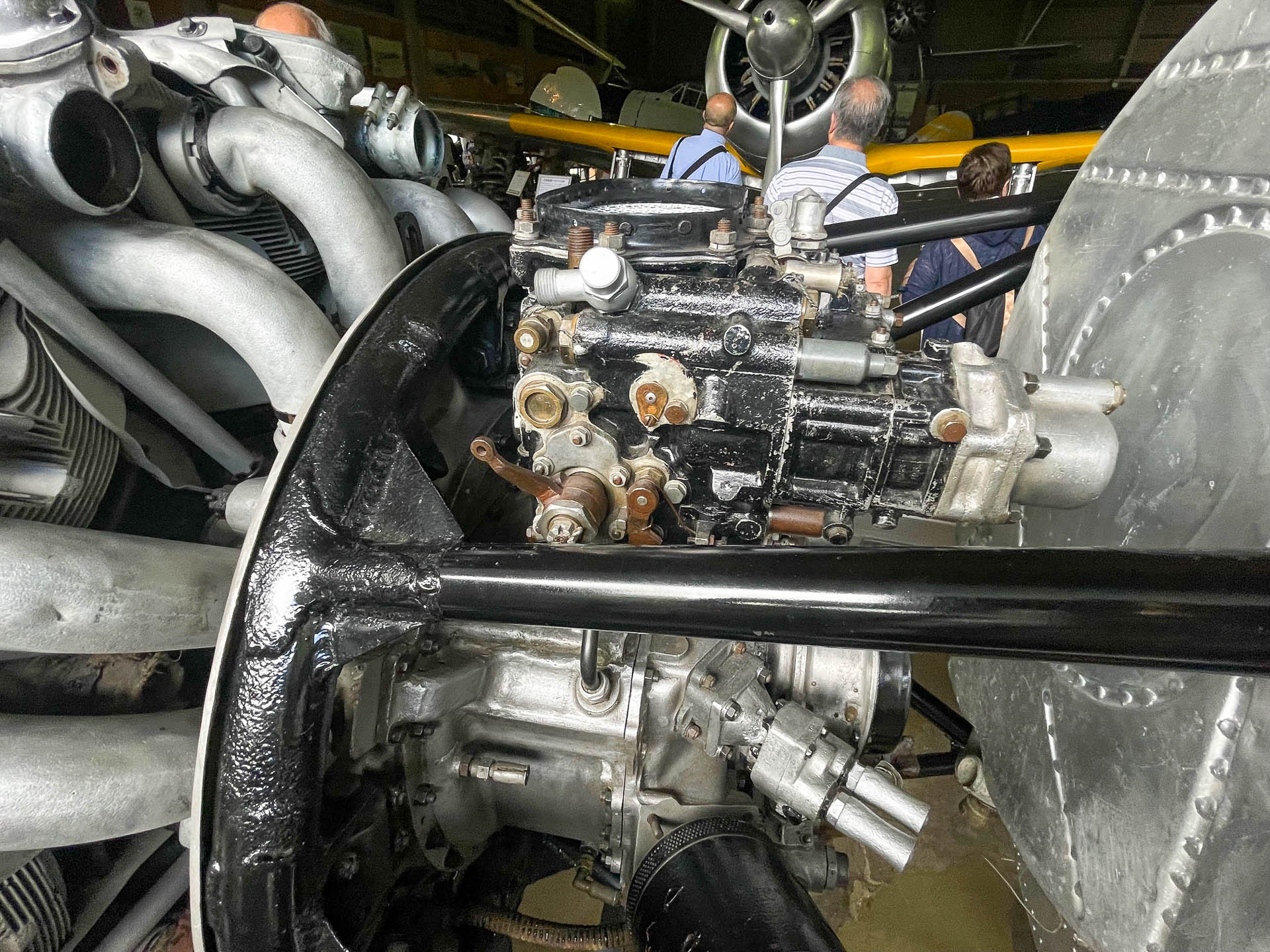 誉の巨大な気化器。左側にインポートパイプ、右側には70Lのオイルタンクが見える