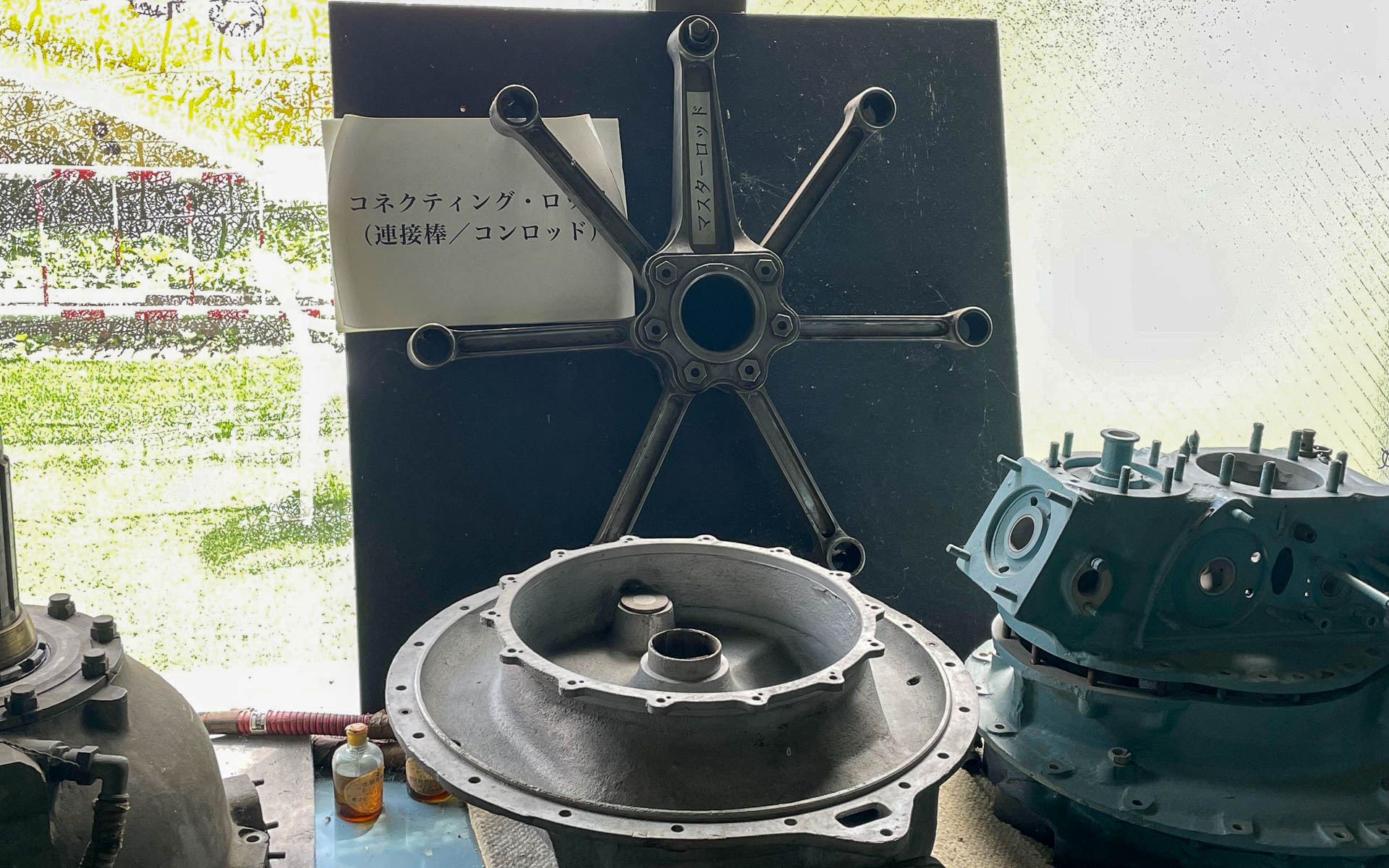 星形エンジンのコンロッド。マスターロッドを中心に7本のコンロッドが並ぶ。どうして回るんだろうと悩みます