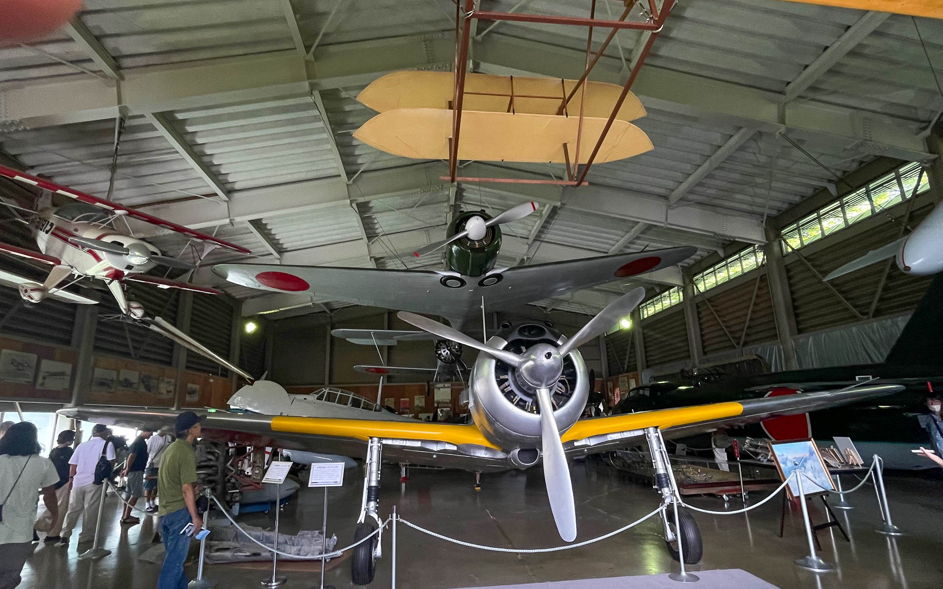 一式戦闘機、隼II型、上にぶら下がっているのは隼I型。彩雲同様、世界でも隼の実機は珍しい