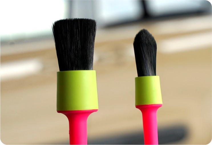 太さ異なる毛材を使用した大小2種類のブラシがセット