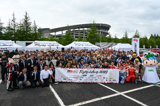 モータースポーツを楽しむのと同時に、家で眠っているケータイの写真を復活させてみるのはいかがだろうか