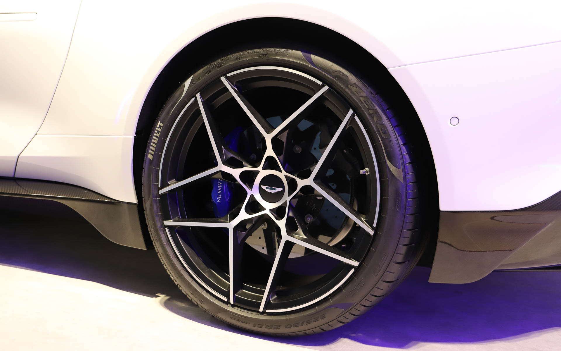 21インチ鍛造アロイ・ホイールと、専用設計のピレリ「P Zero」タイヤを標準装備。タイヤサイズはフロント275/35ZR21、リア325/30ZR21。フロント410mm、リア360mmのディスクで構成されるカーボンセラミック・ブレーキシステムも標準装備される