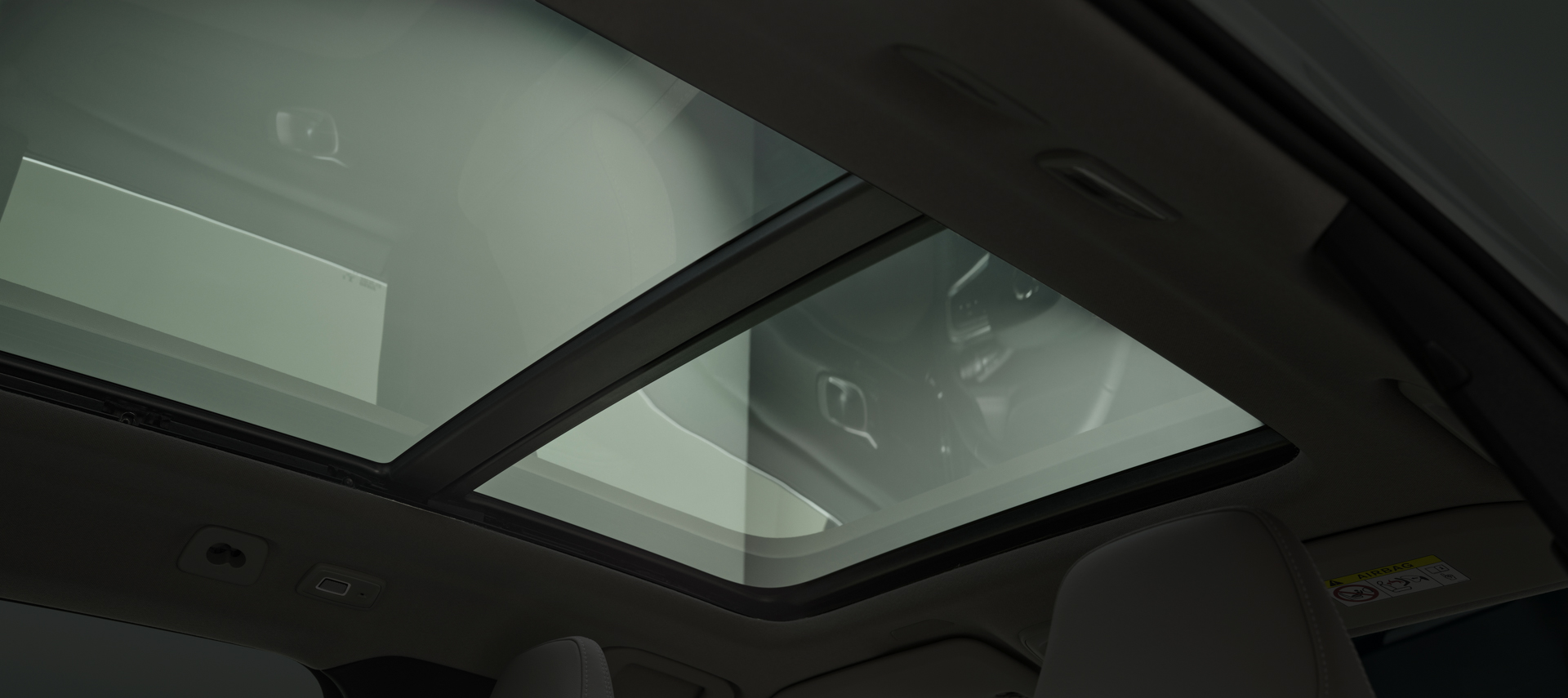 チルトアップ機構付き電動パノラマ・ガラス・サンルーフを特別装備