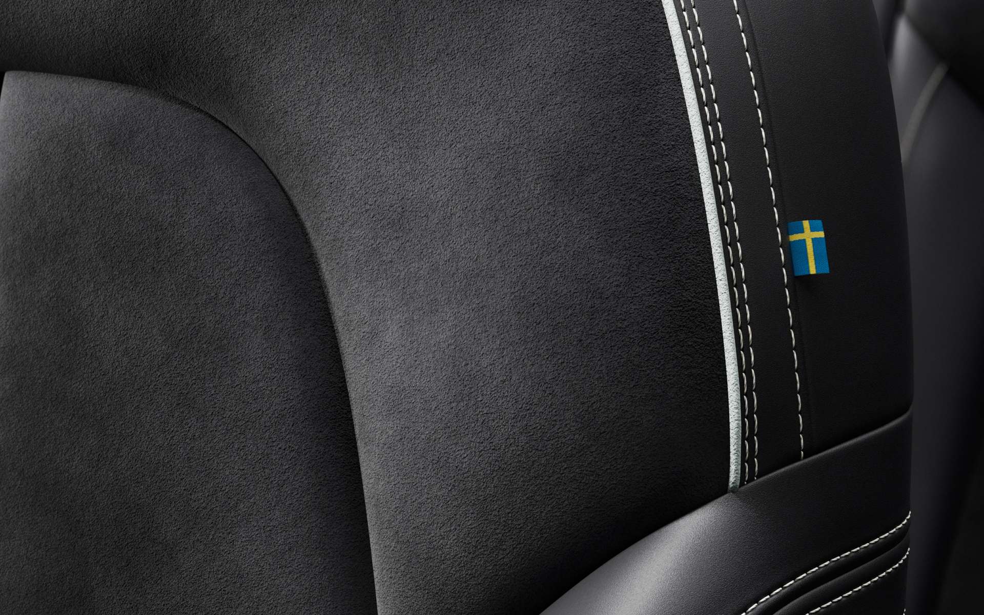 チャコール色のシックなコンビネーションシートは、スウェードテキスタイルとマイクロテックの組み合わせ