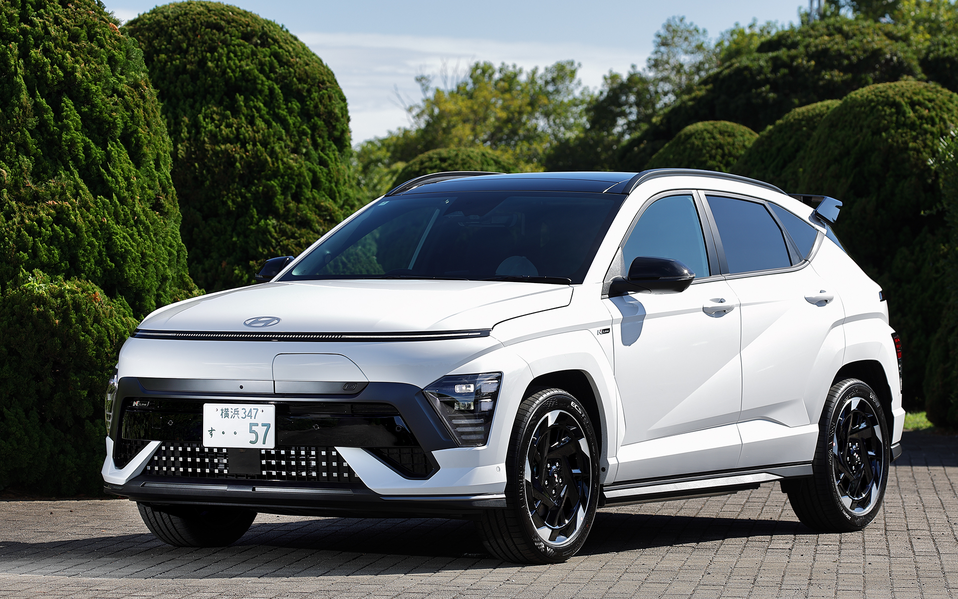 ヒョンデのコンパクトSUV「KONA N Line」。試乗車のボディカラーは「アトラスホワイト」で、ほかに「アルティメットレッドメタリック」「アビスブラックパール」「エコトロニックグレーパール」の全4色を設定