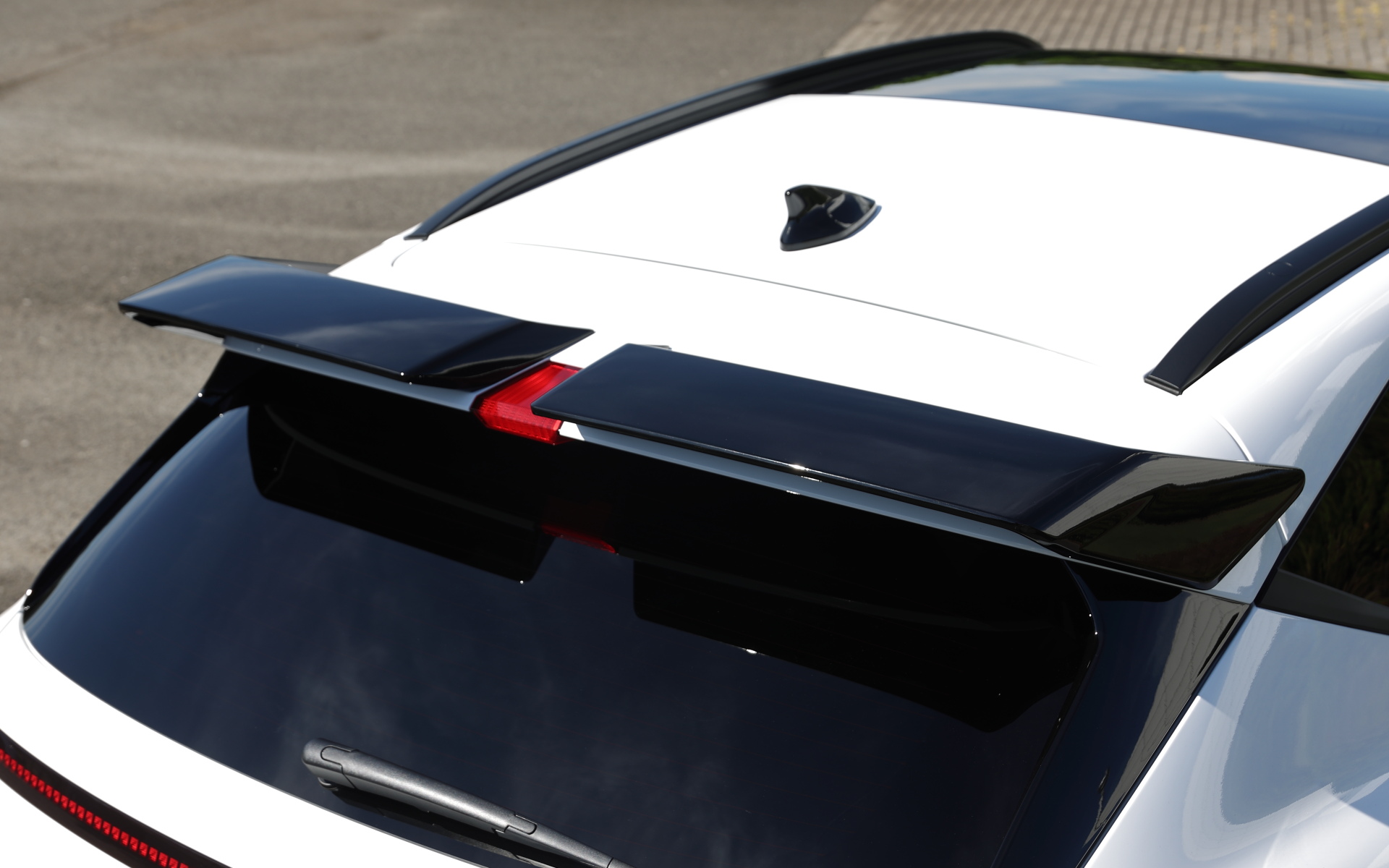 2分割タイプのN Line専用ウィングタイプリアスポイラー