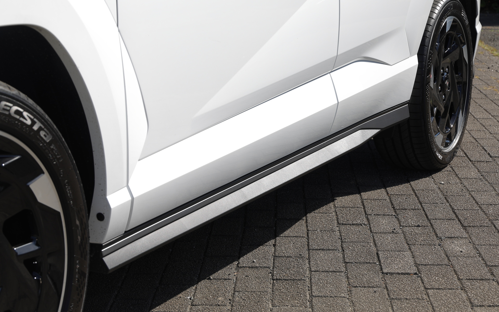 サイドも下部にブラックのエアロが装着される