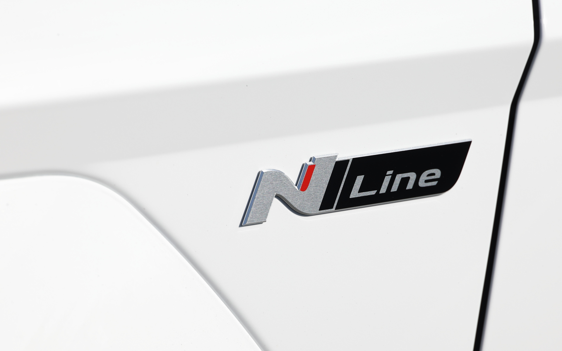 左右のフェンダーにあしらわれるN Lineのエンブレム