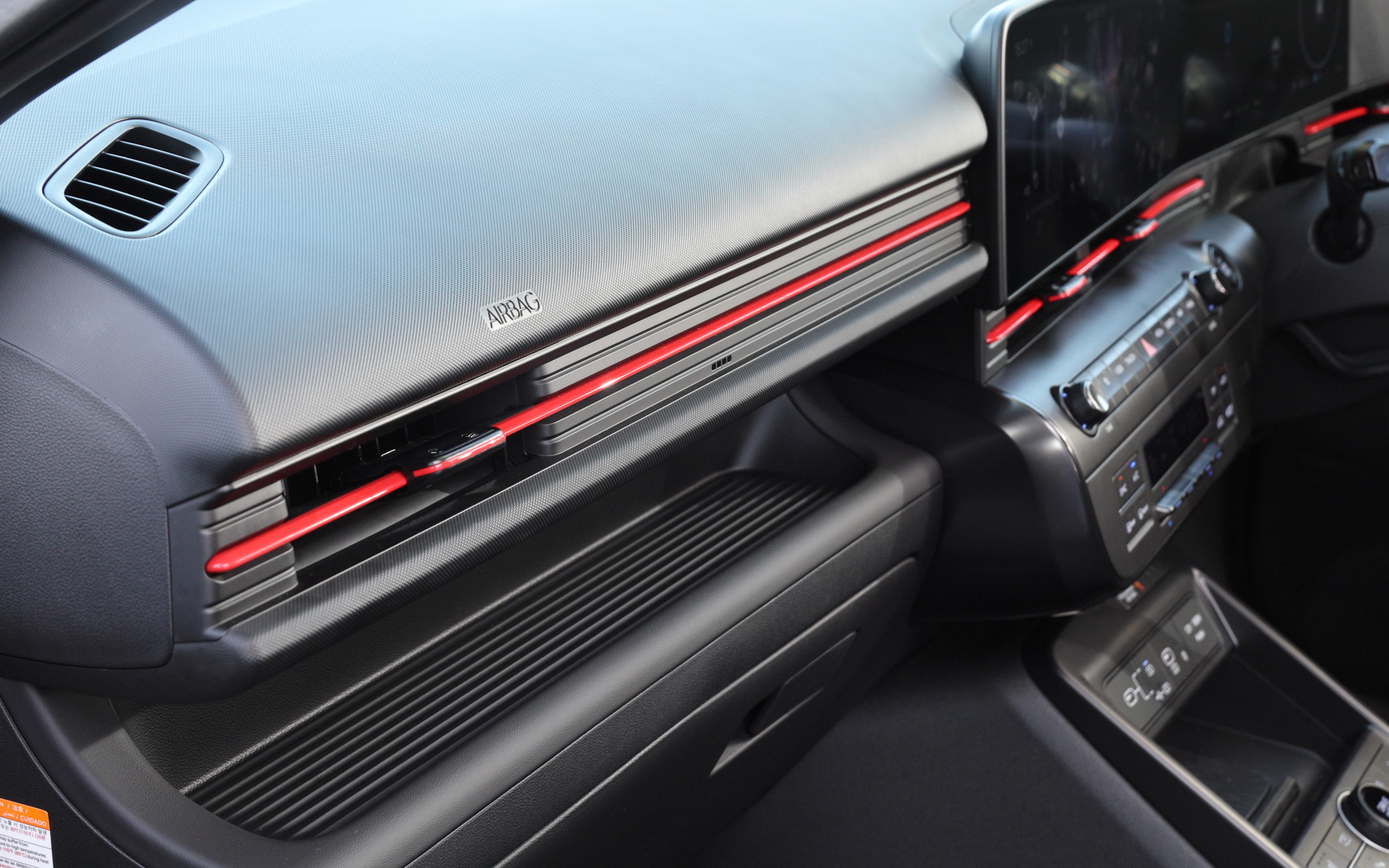 赤いアクセントを入れることでスポーティさを表現している