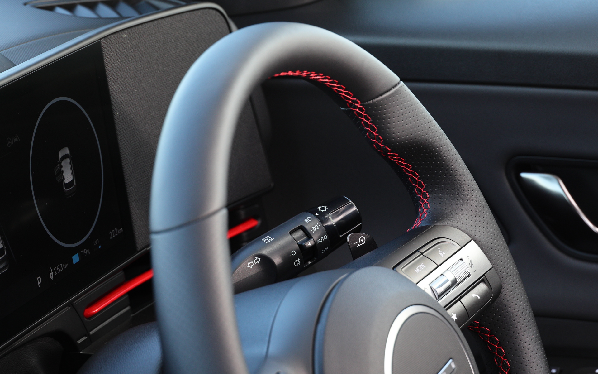 N Line専用のレッドステッチステアリング