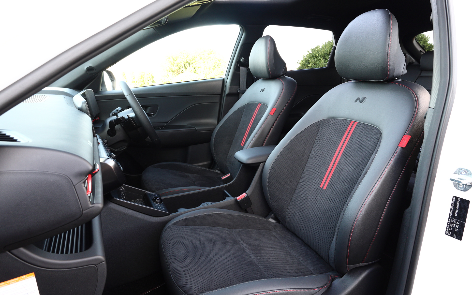 アルカンターラ×本革のコンビシートを採用。「N」ロゴがあしらわれるほか、レッドステッチが配される。ベースモデルのLoungeと同じく前席はシートヒーターとベンチレーションも備える