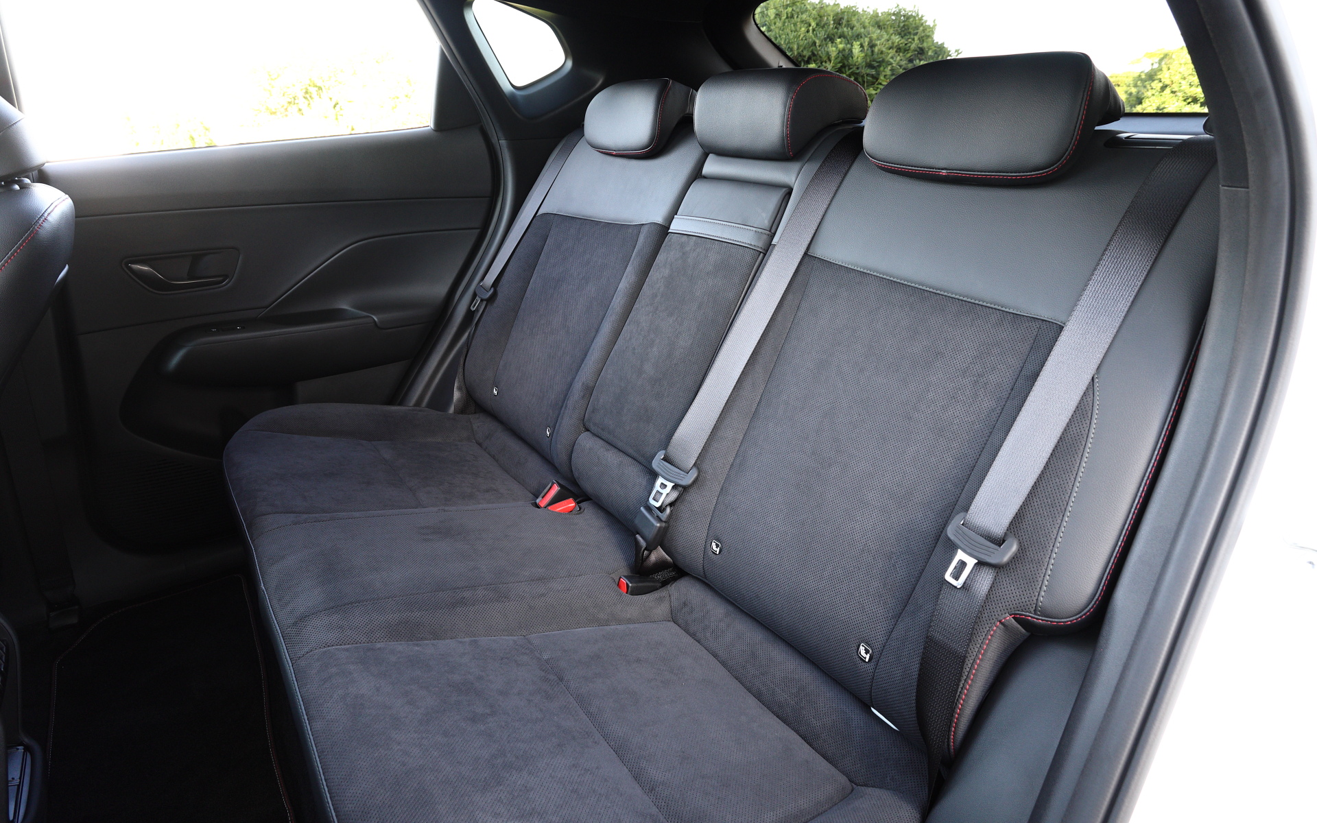 後席もレッドステッチが採用されスポーティさが高められている