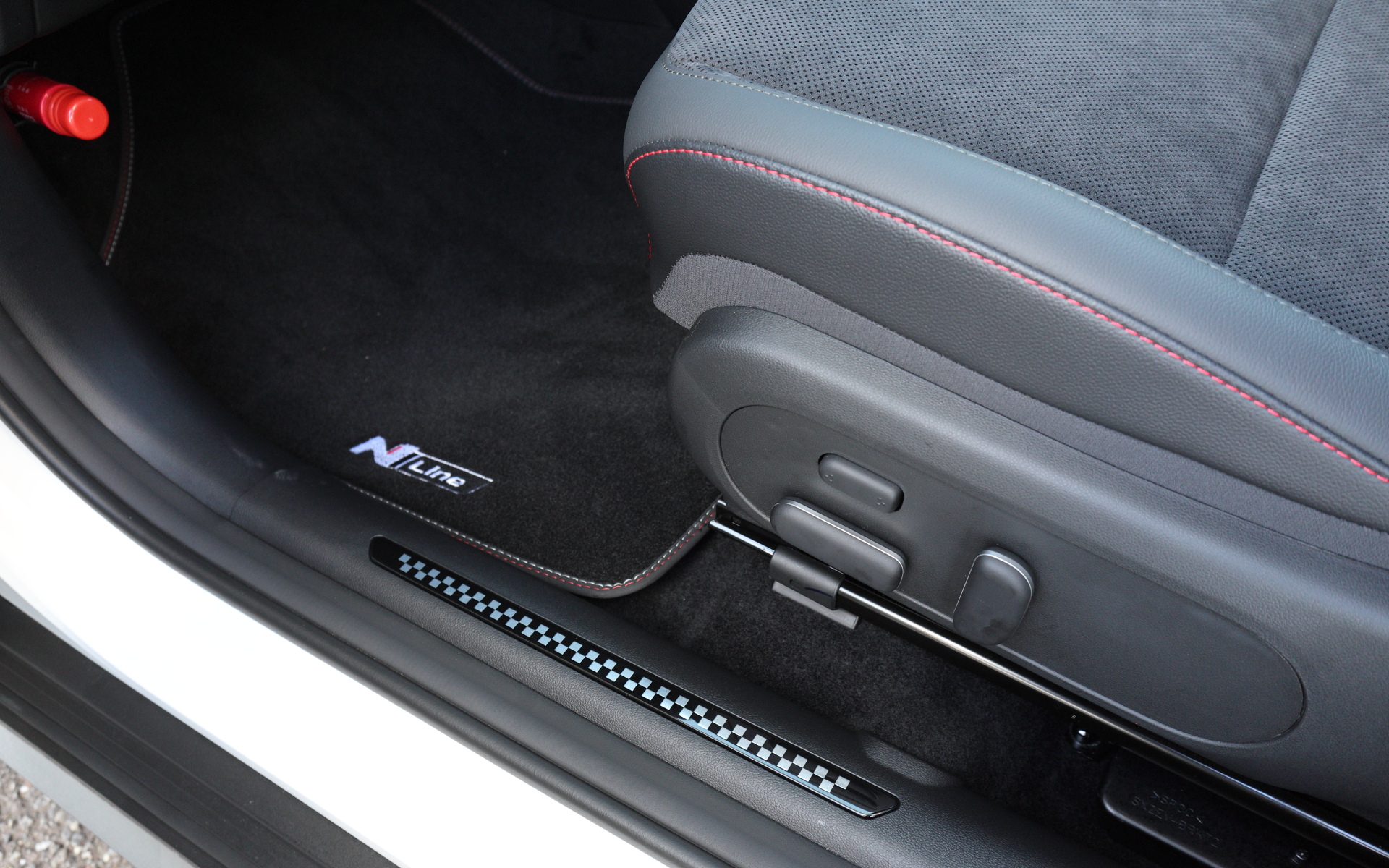 N Line専用のフロアマットを装備