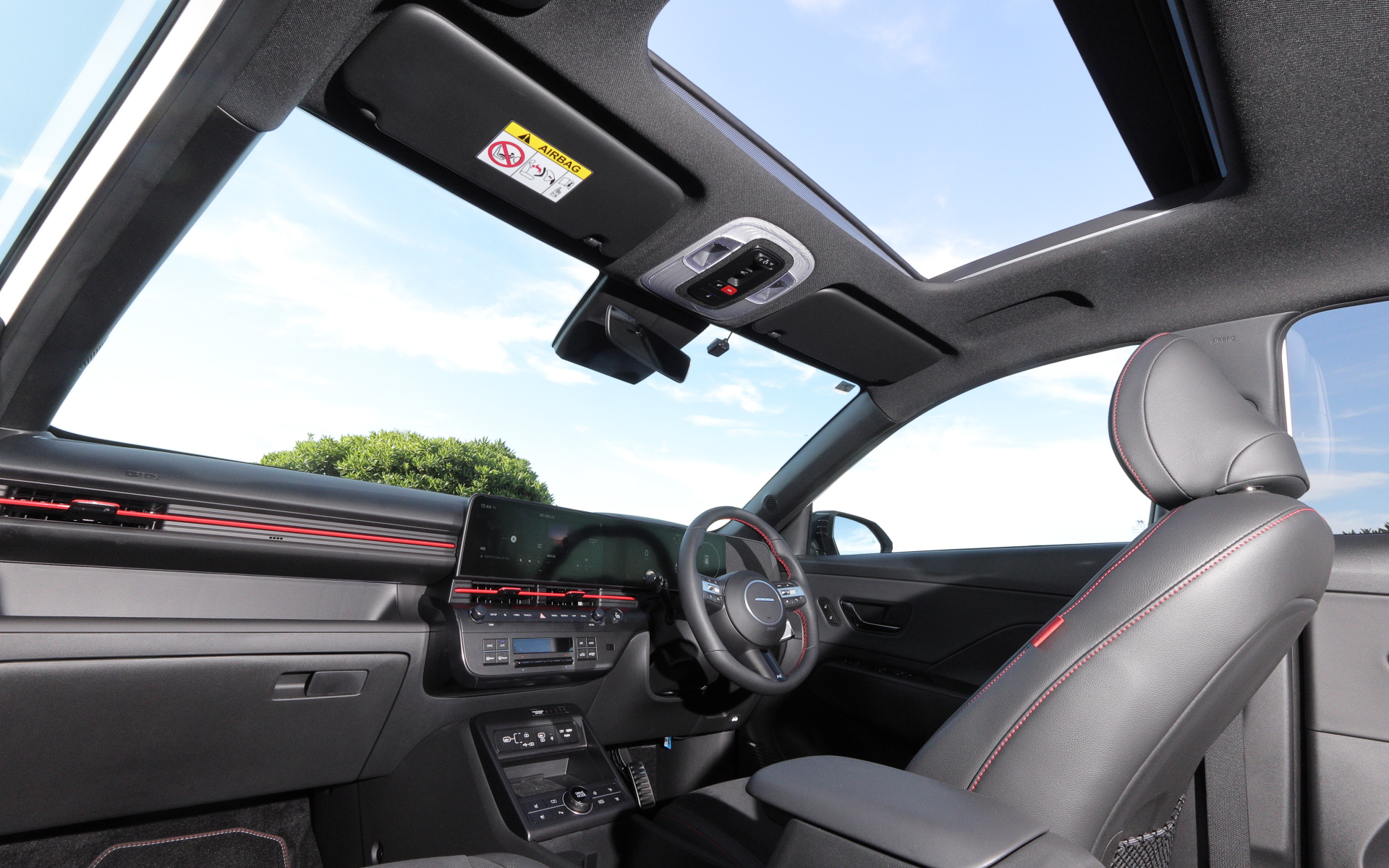 水平基調のインパネまわり。サンルーフも備え開放感がある。内容はN Line専用のブラックインテリア