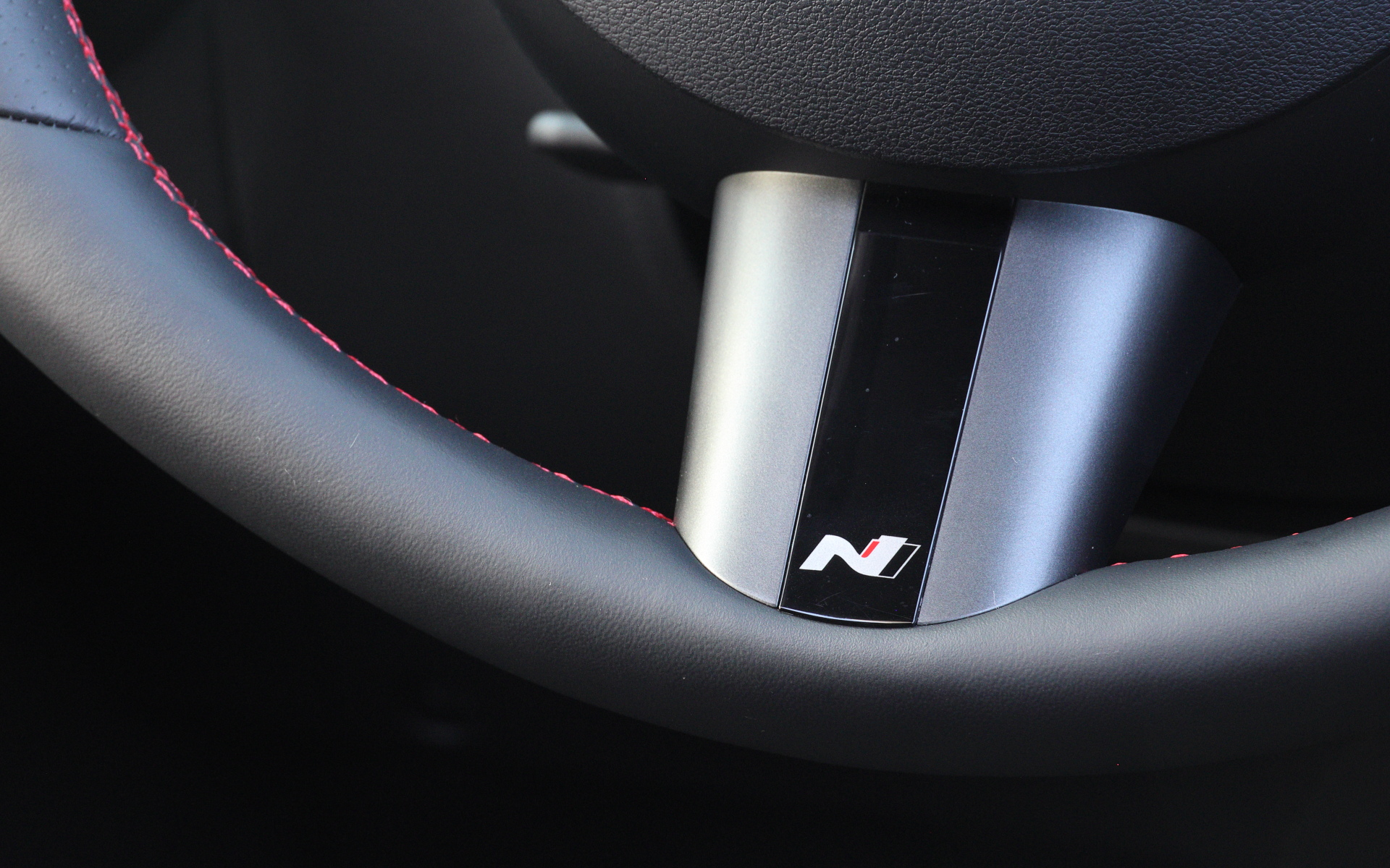 ステアリングにもN Lineロゴがあしらわれている