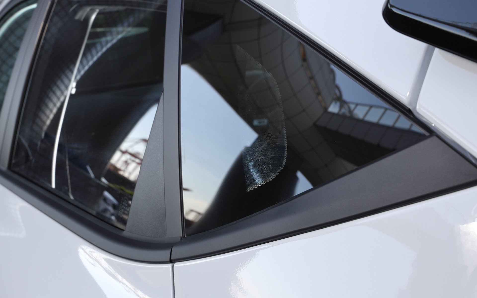 ウィンドウモールの下側は、標準モデルはシルバーだが、N Lineはブラック仕様となる