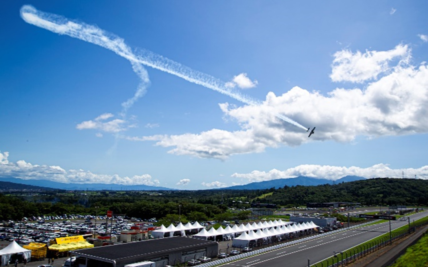 WEC富士 2024で室屋義秀選手によるエアショー開催