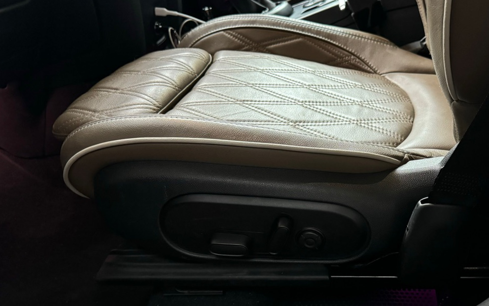 いちばん困ったのは助手席のパワーシートスイッチが折れてしまい、リクライニングができなくなったこと。前後スライド、上下のスイッチと3つセットでの交換となってしまいました