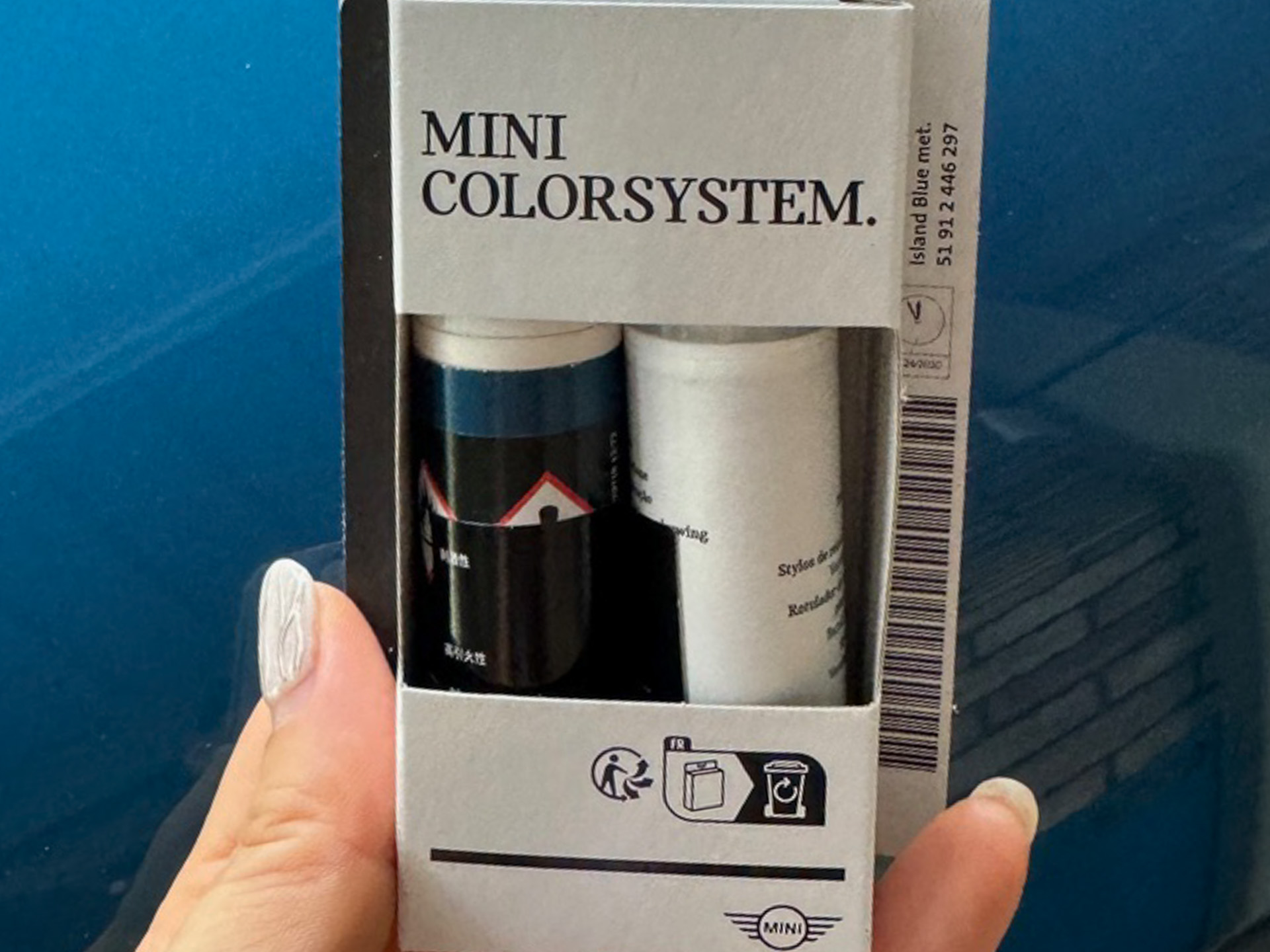 きれいなブルーのボディカラーは愛車の大好きなポイントのひとつ。タッチアップペイントを入手したら、キャップを外すとハケがついているというマニキュアタイプでした