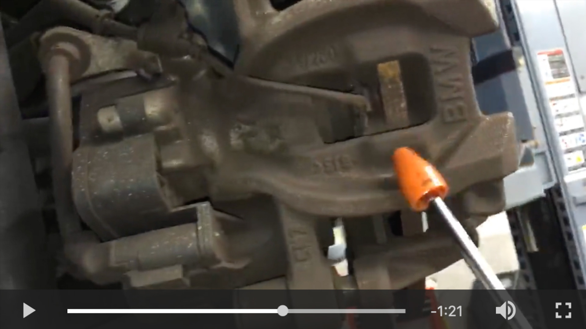 正規ディーラーに入庫したところ、メカニックさんが撮影してくれた車両チェックの動画がメールで送られてきました。このサービス、とてもわかりやすいし安心してお任せできるので、いいですね