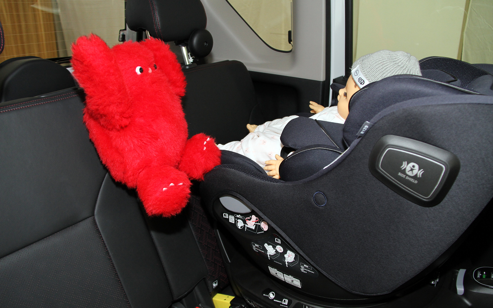 チャイルドシート横に設置するロボット「イルヨ」