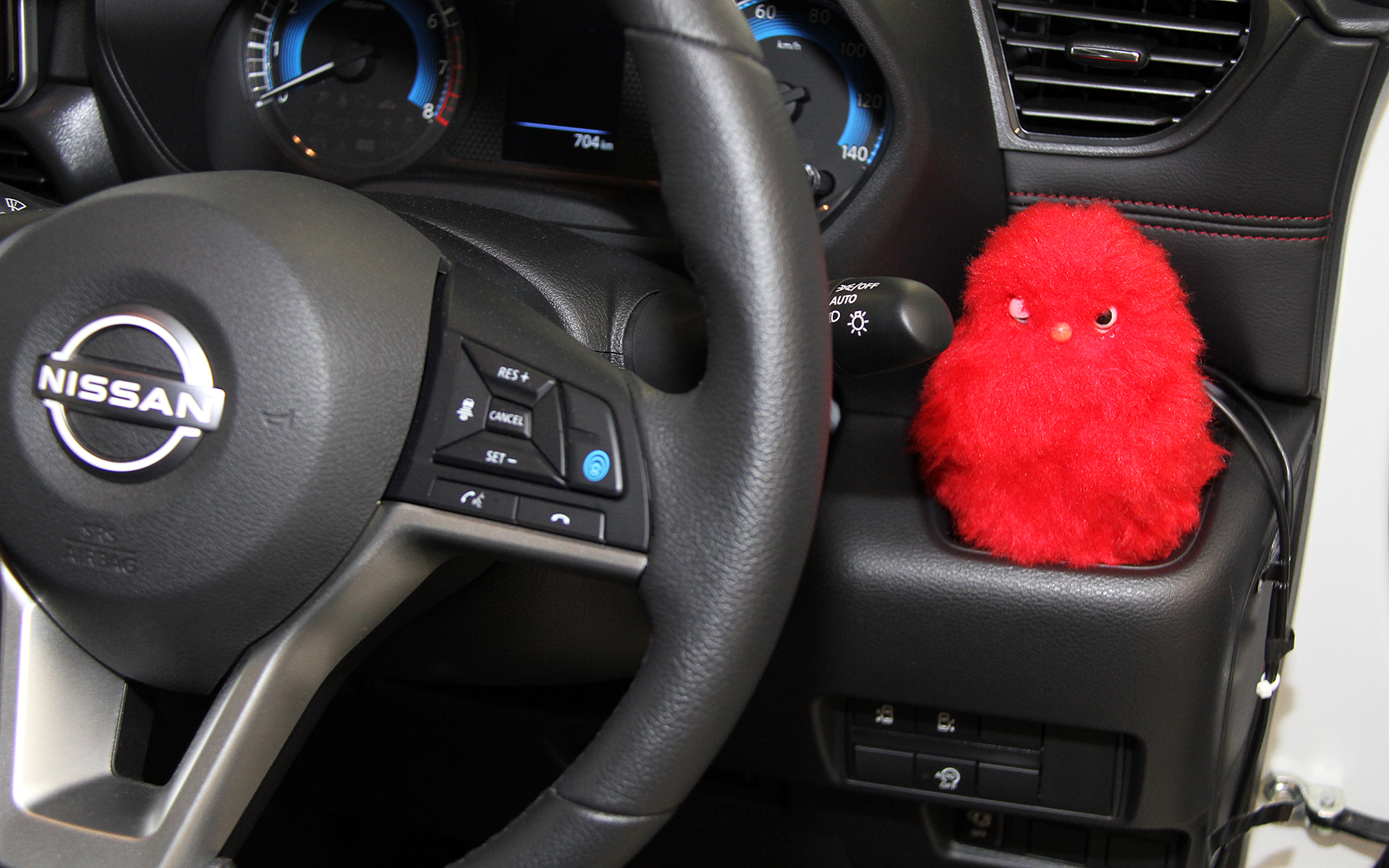 運転席横のドリンクホルダーに設置するロボット「ベビーイルヨ」