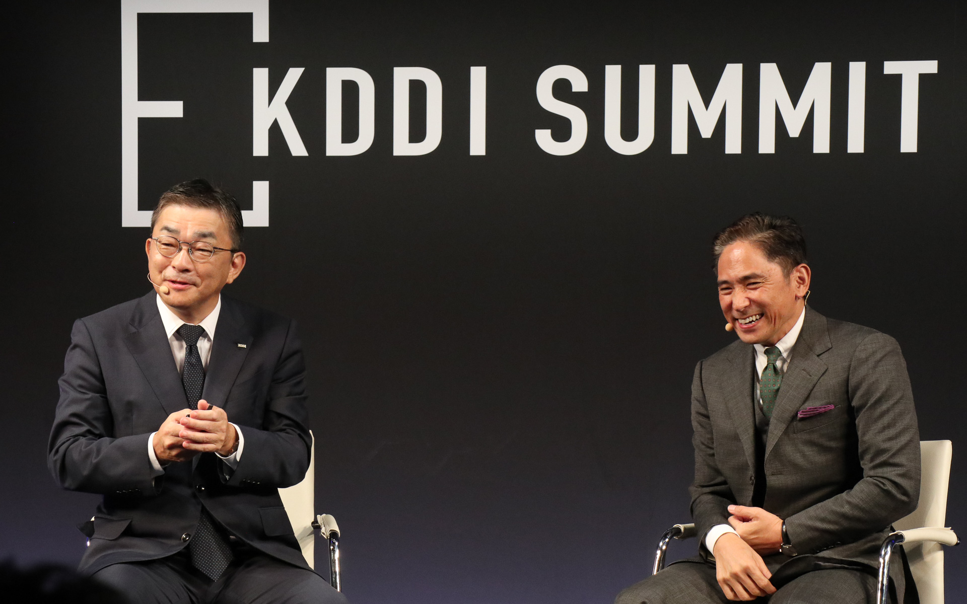 「KDDI SUMMIT 2024」でオープニング基調講演を行なったKDDI株式会社 代表取締役社長 CEO 髙橋誠氏（左）とOpenAI Japan合同会社 代表執行役社長 長﨑忠雄氏（右）