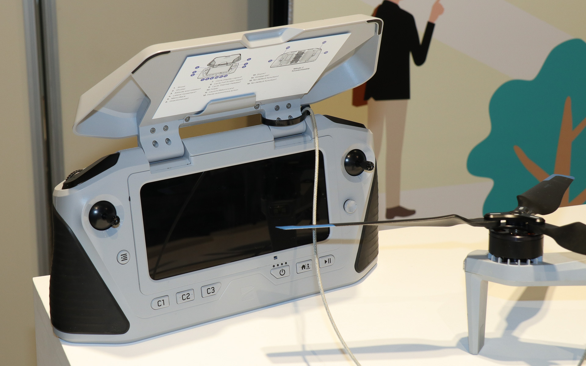 プロポにもSIMカードを差し込み、セルラー回線で操縦を行なう