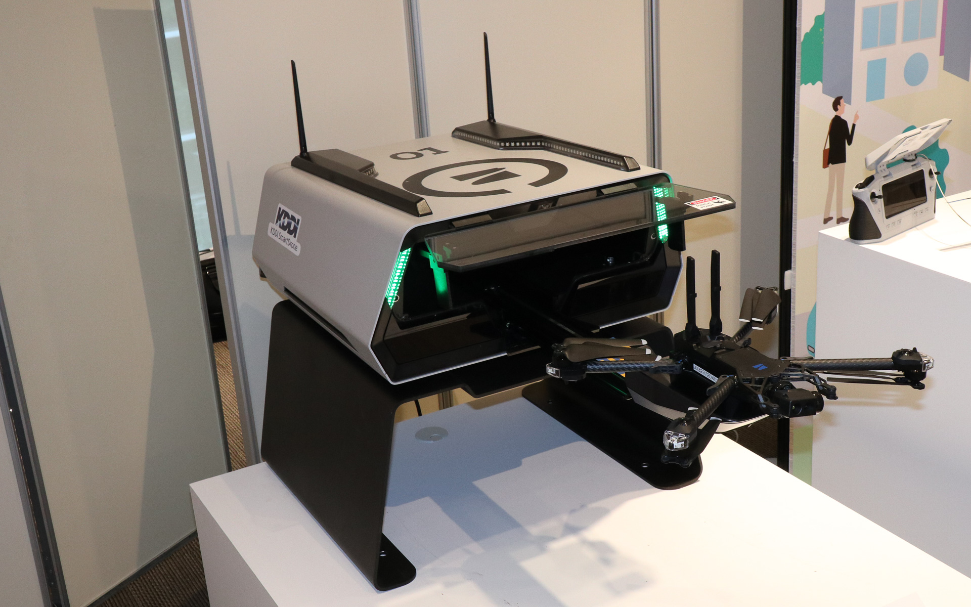 「Skydio X10」より少しコンパクトな「Skydio X2」と格納・充電用の「Skydio Dock」。ドローンの遠隔運用が実現すれば保管と充電の手段が必要となるため、イメージを掴んでもらうために展示したとのこと