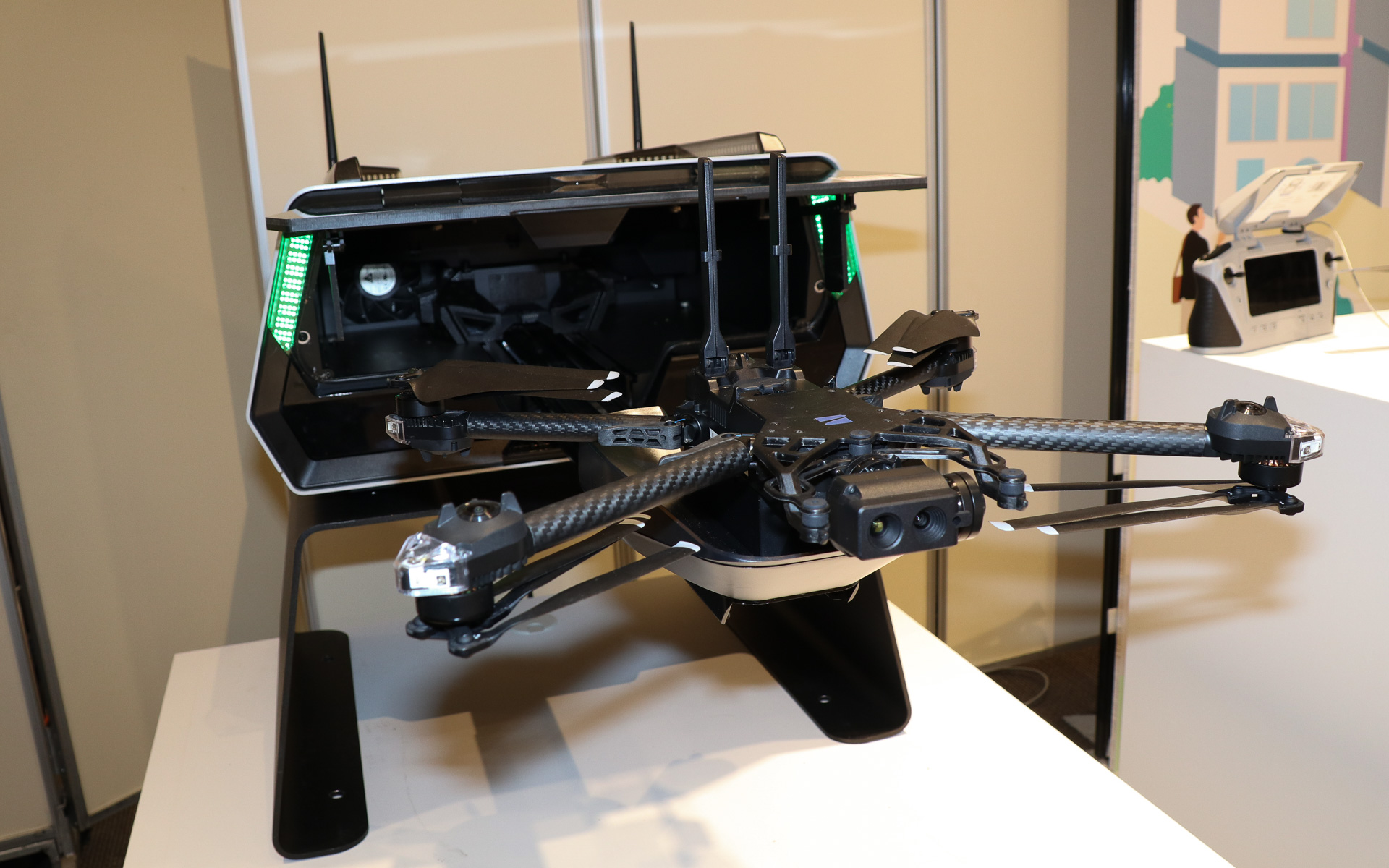 「Skydio X10」より少しコンパクトな「Skydio X2」と格納・充電用の「Skydio Dock」。ドローンの遠隔運用が実現すれば保管と充電の手段が必要となるため、イメージを掴んでもらうために展示したとのこと