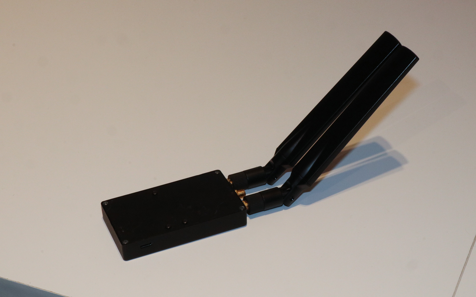 他社製のロボットをロボットプラットフォームで制御するために追加する通信機兼用のドングル。産業用ロボットで広く普及している「ROS」（Robot Operating System）で動くロボットであれば、このドングルを接続するだけでロボットプラットフォームで制御可能になる