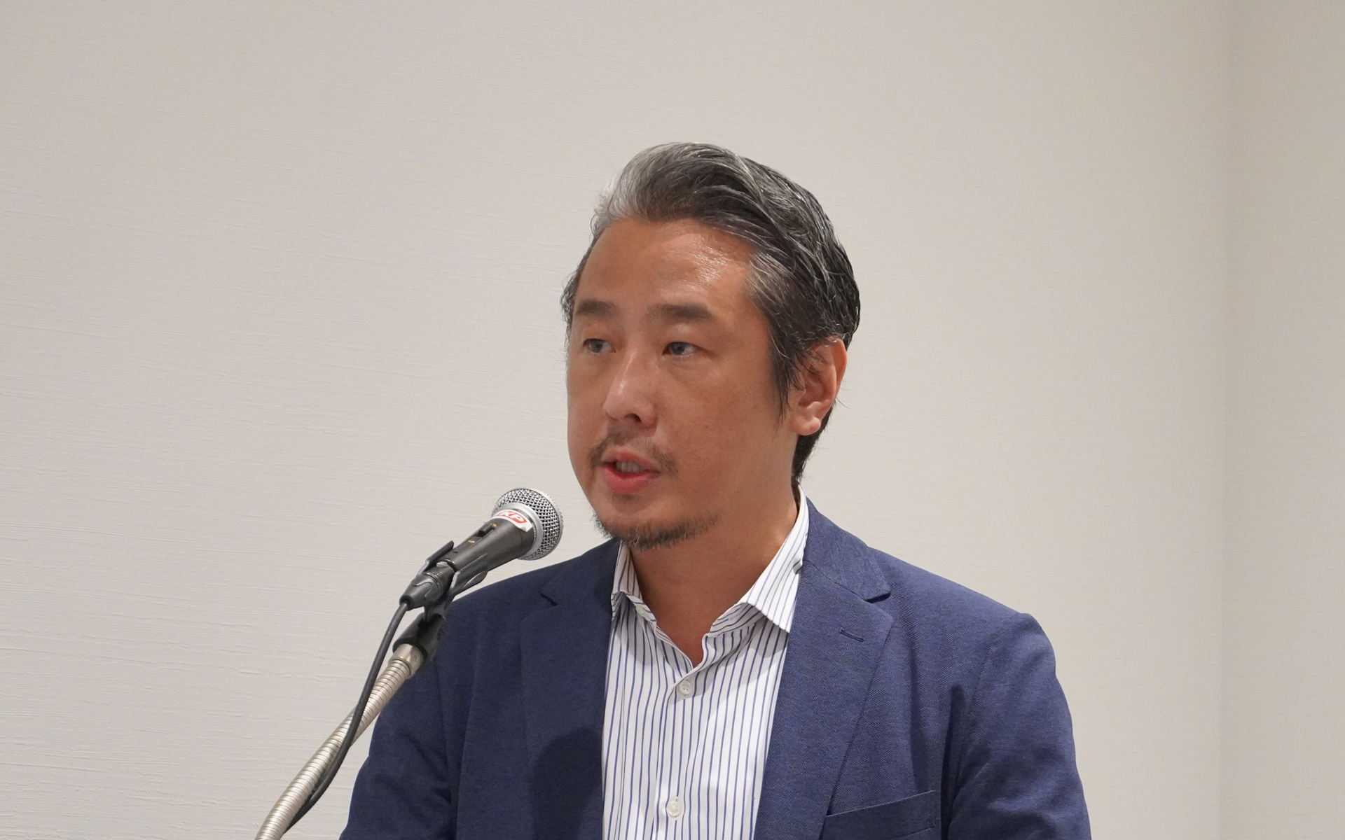 登壇して説明を行なったイブニオン株式会社 代表取締役副社長 小島久永氏