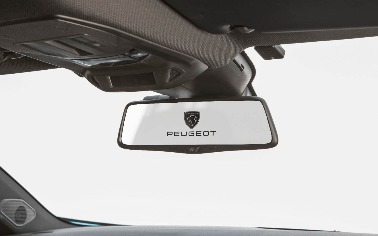 ドライブレコーダー付きディスプレイミラーを特別装備