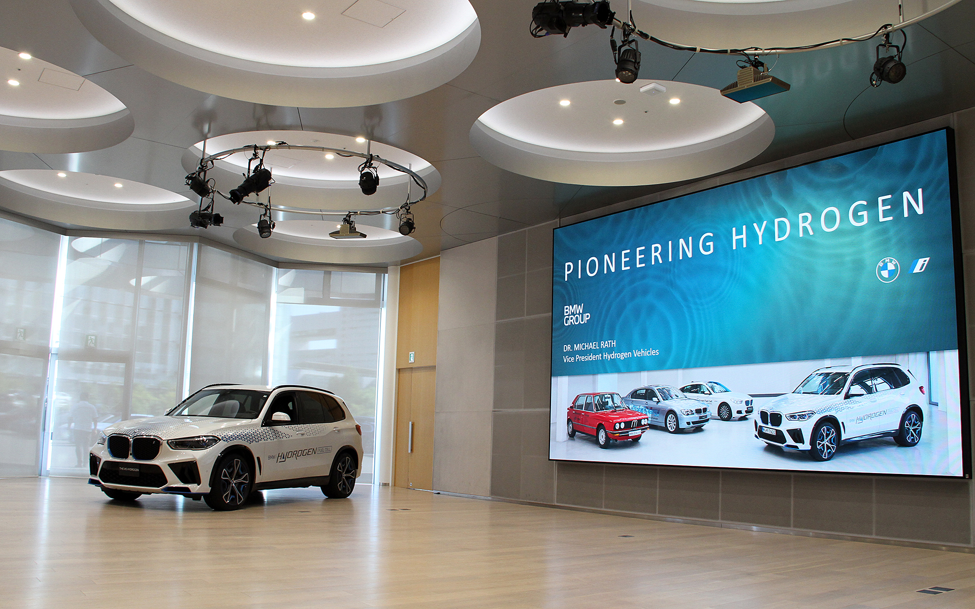 BMW GROUP Tokyo Bayで開かれたオンライン説明会では実証実験車両「iX5 ハイドロジェン」が展示された