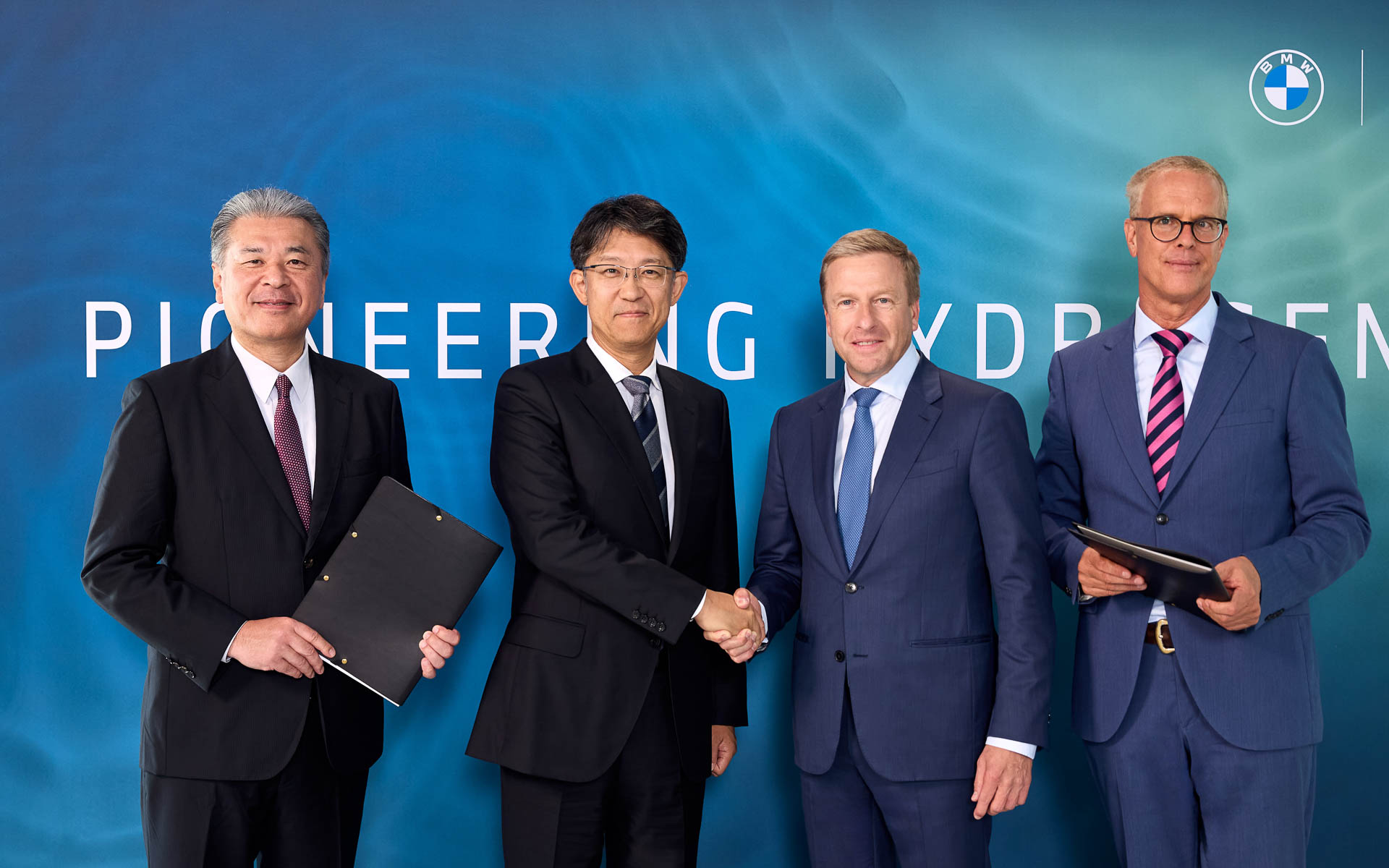 左からトヨタ自動車株式会社 取締役副社長 中嶋裕樹氏、トヨタ自動車株式会社 代表取締役社長 佐藤恒治氏、BMW AG 取締役会会長 オリバー・ツィプセ氏、BMW AG 取締役 開発部門担当 フランク・ウェバー氏