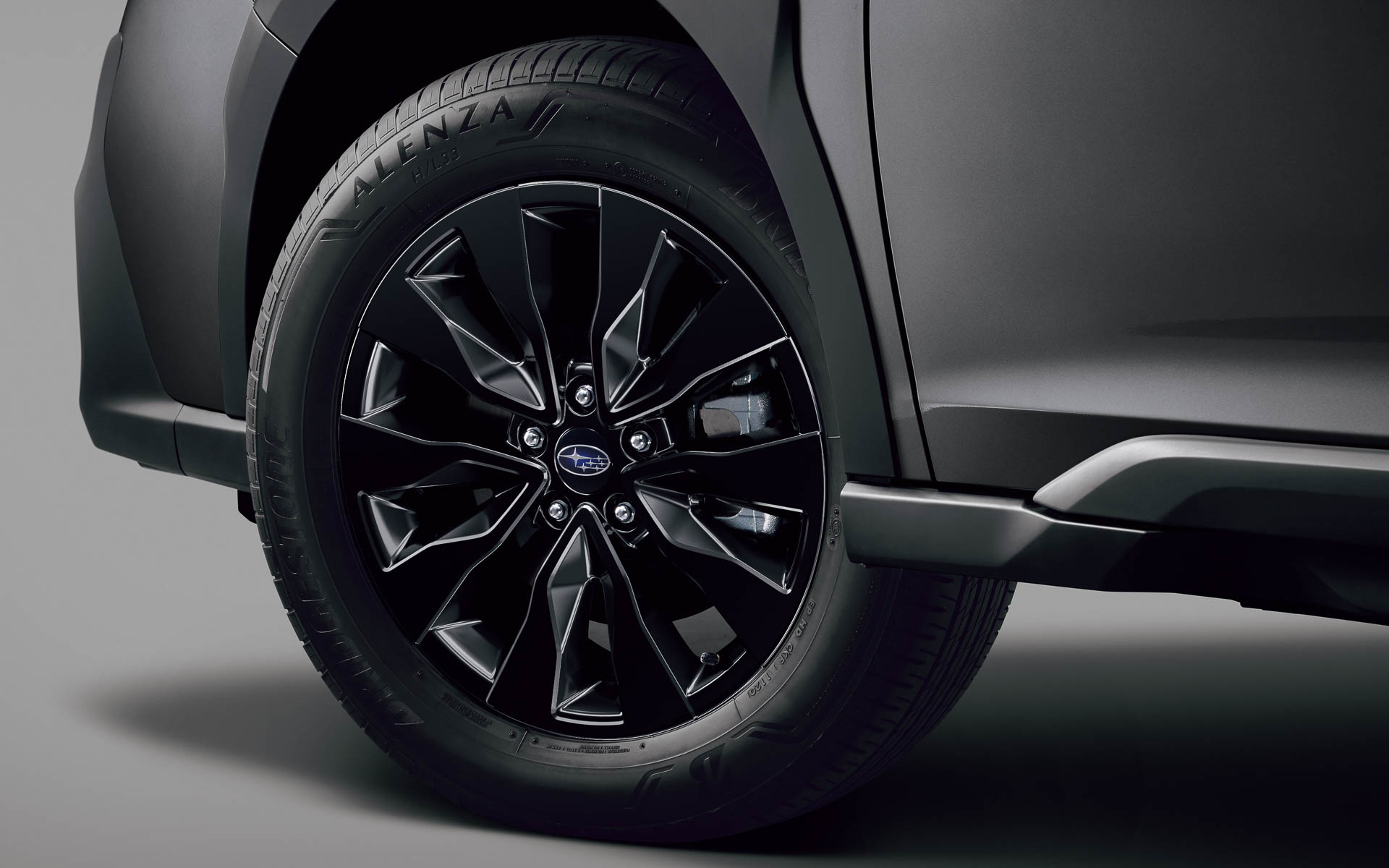 18インチアルミホイール（ダークメタリック塗装）