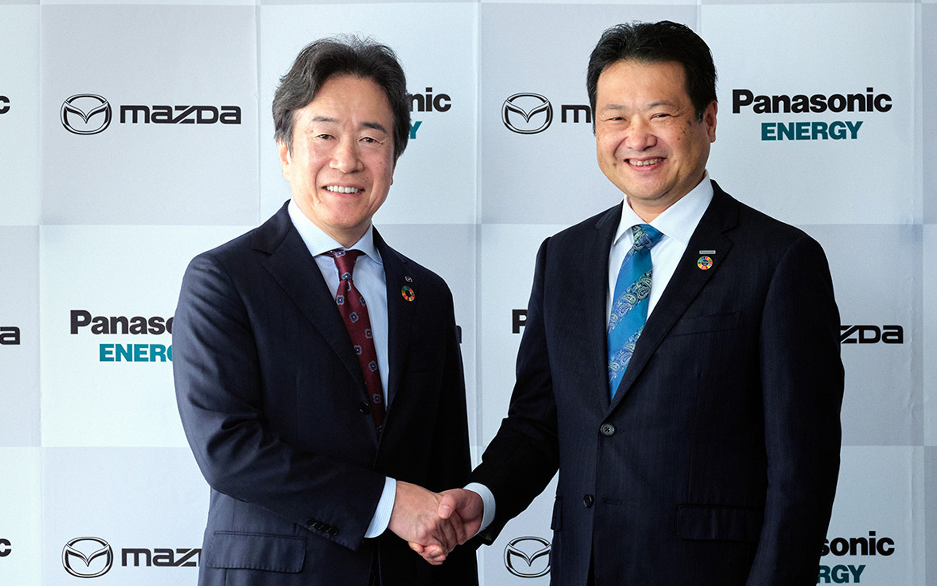 写真左から、マツダ 代表取締役社長兼 CEO 毛籠勝弘氏、パナソニック エナジー 社長執行役員 只信一生氏